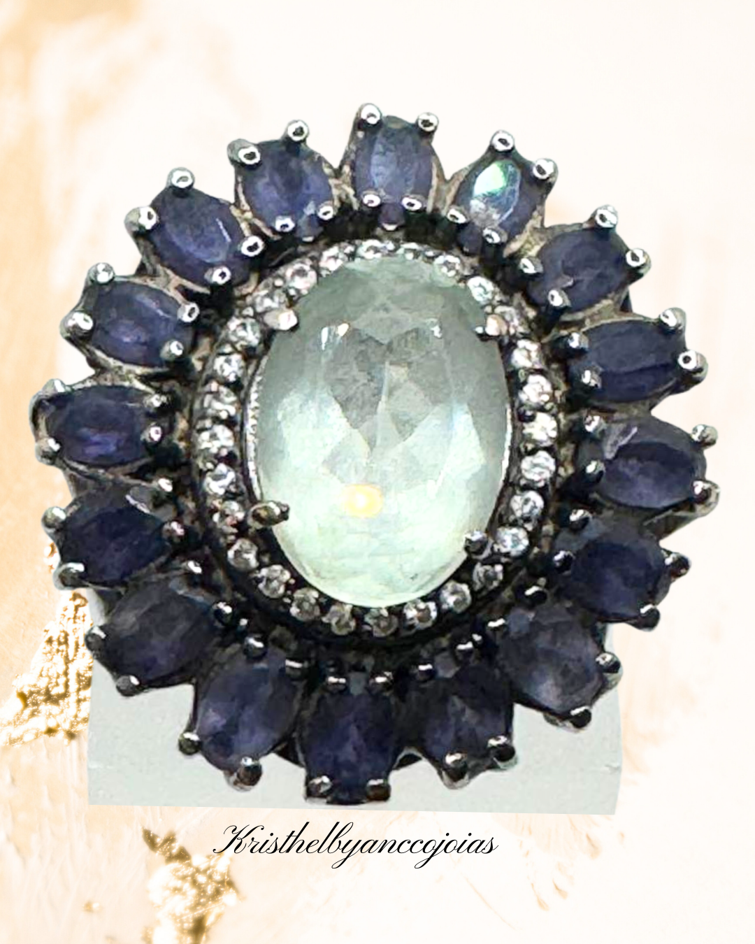 Um anel que combina intensidade e mistério.