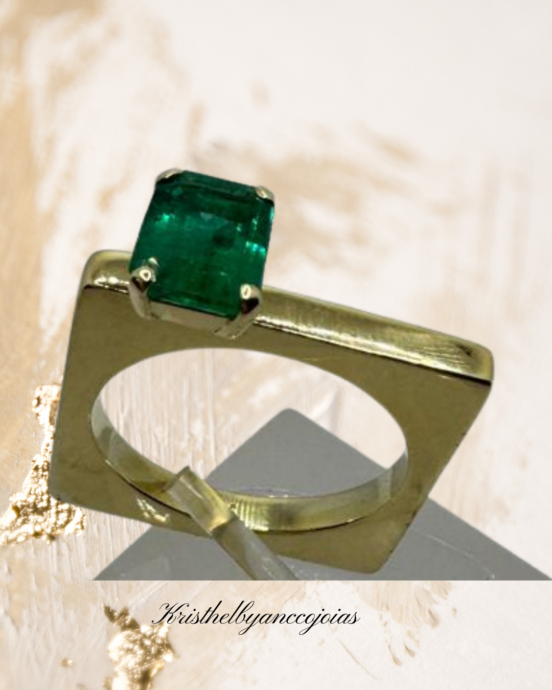 Anel  de esmeralda em formas que revelam arte