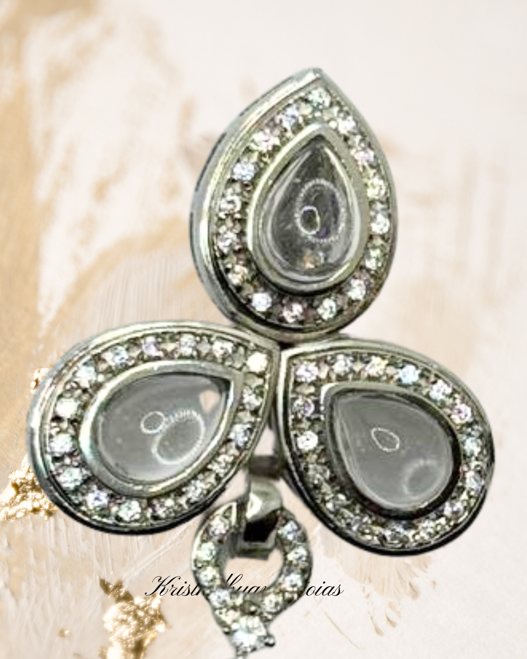 Brincos  em prata 950, estes brincos ganham vida através do cintilar puro dos cristais brancos.