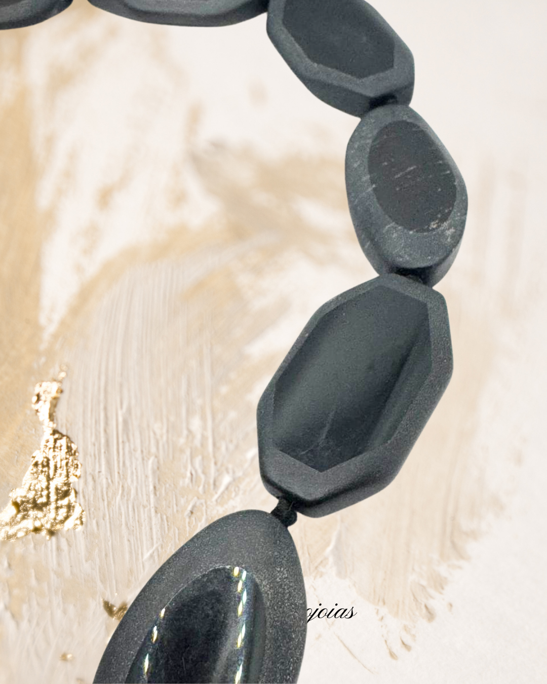 Este colar é um convite para expressar sua força e estilo com um toque de mistério e glamour.