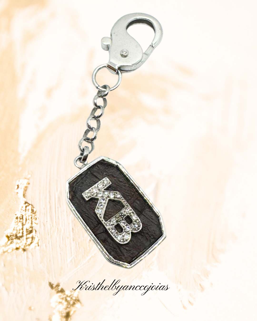 Este chaveiro em prata 950, com couro legítimo de jacaré.