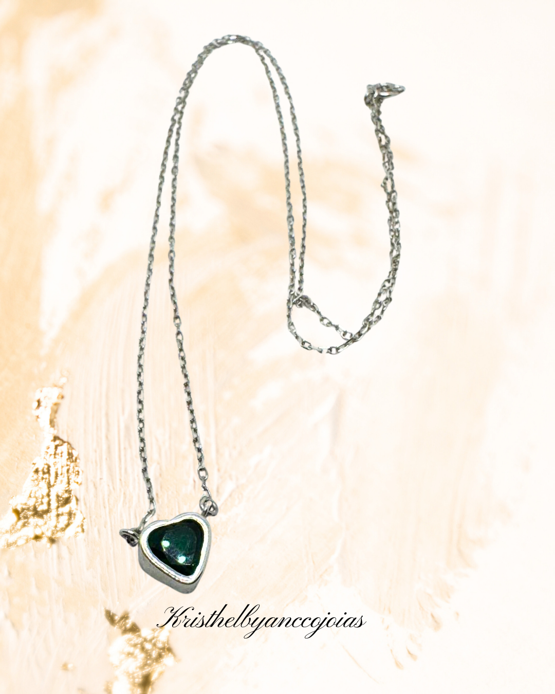 Um coração em tom de verde.