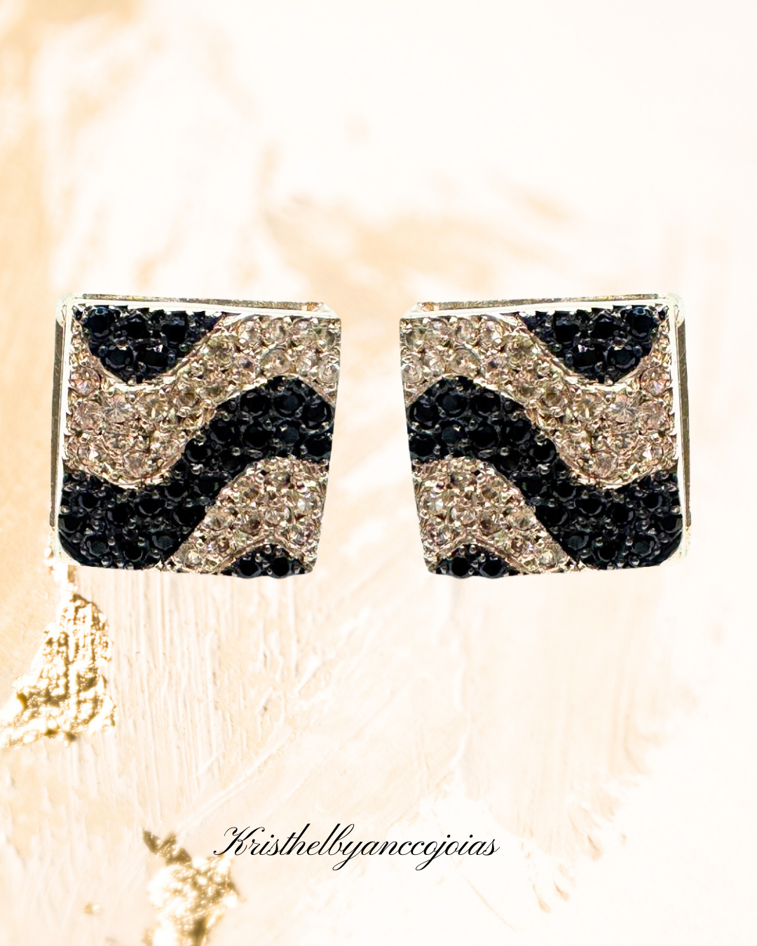 Brincos coleção Copacabana contraste que encanta.