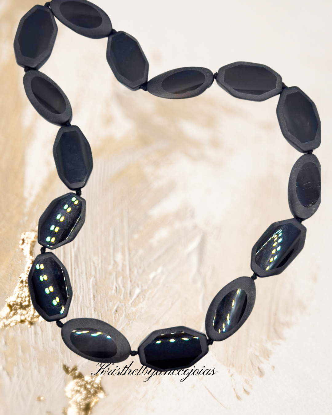 Este colar é um convite para expressar sua força e estilo com um toque de mistério e glamour.