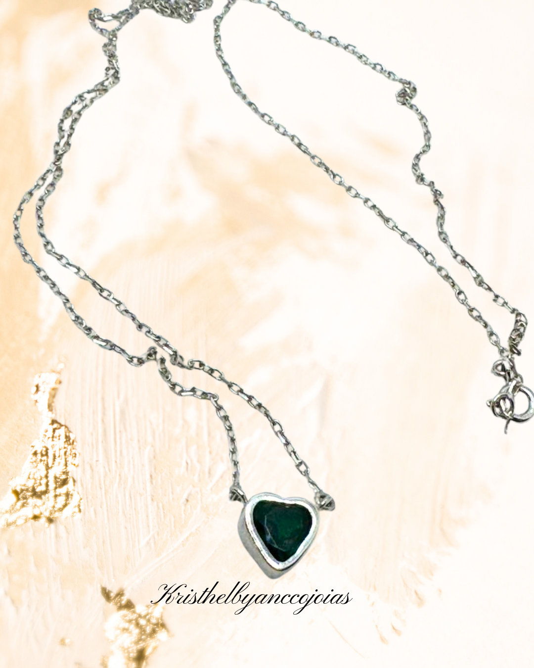 Um coração em tom de verde.