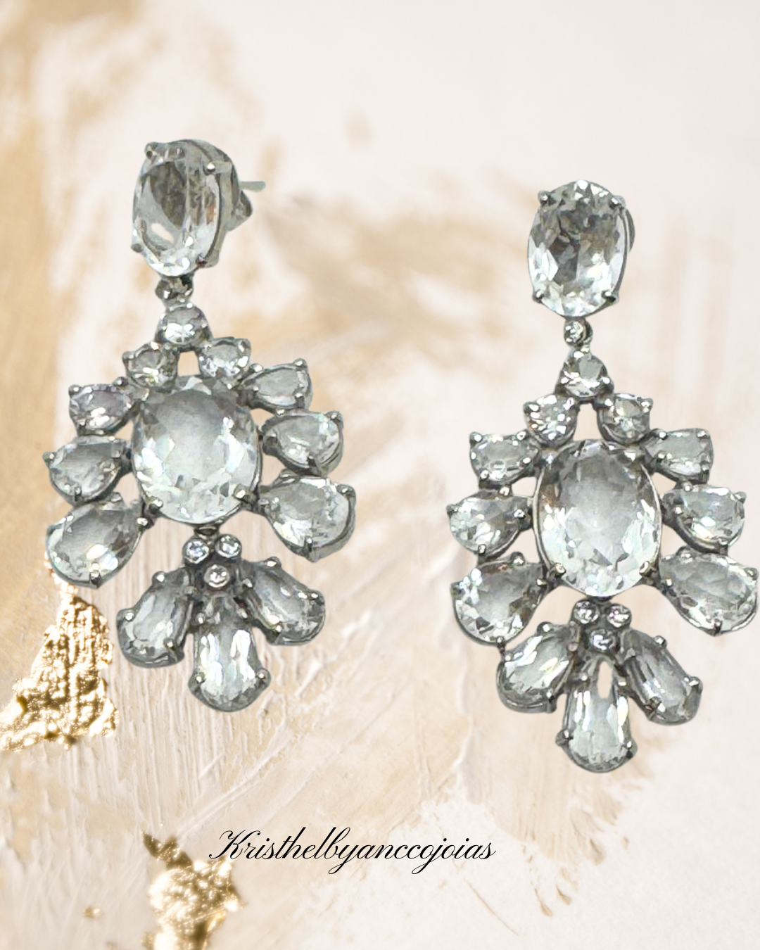 Brincos em prata 950 com banho de ródio e cristais lapidados