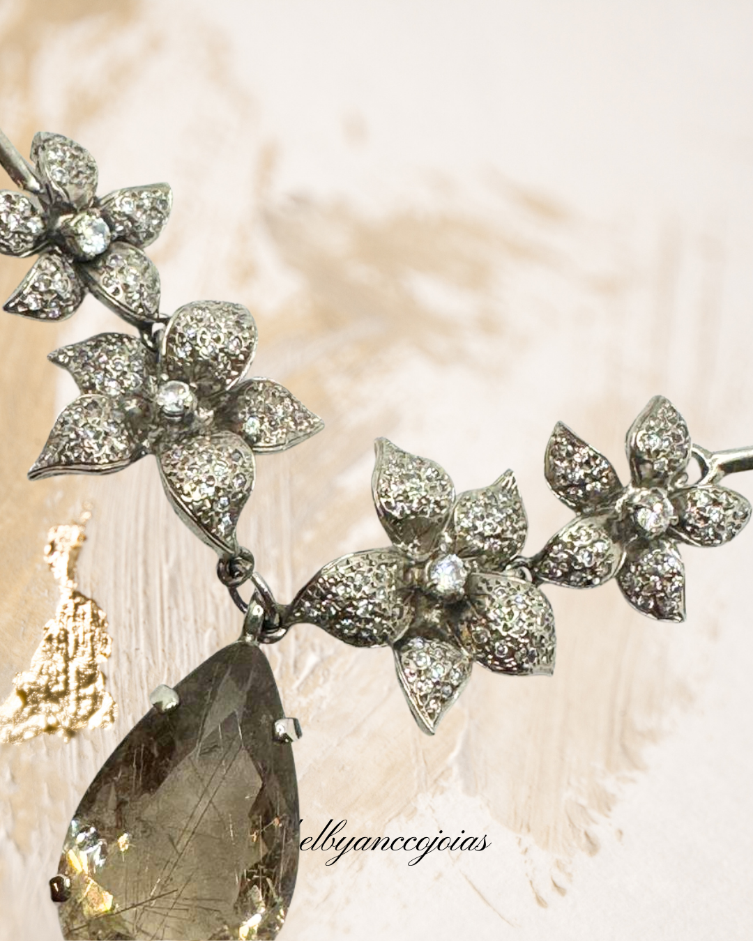 A gargantilha com a delicadeza da prata 950 encontra o brilho puro dos cristais.