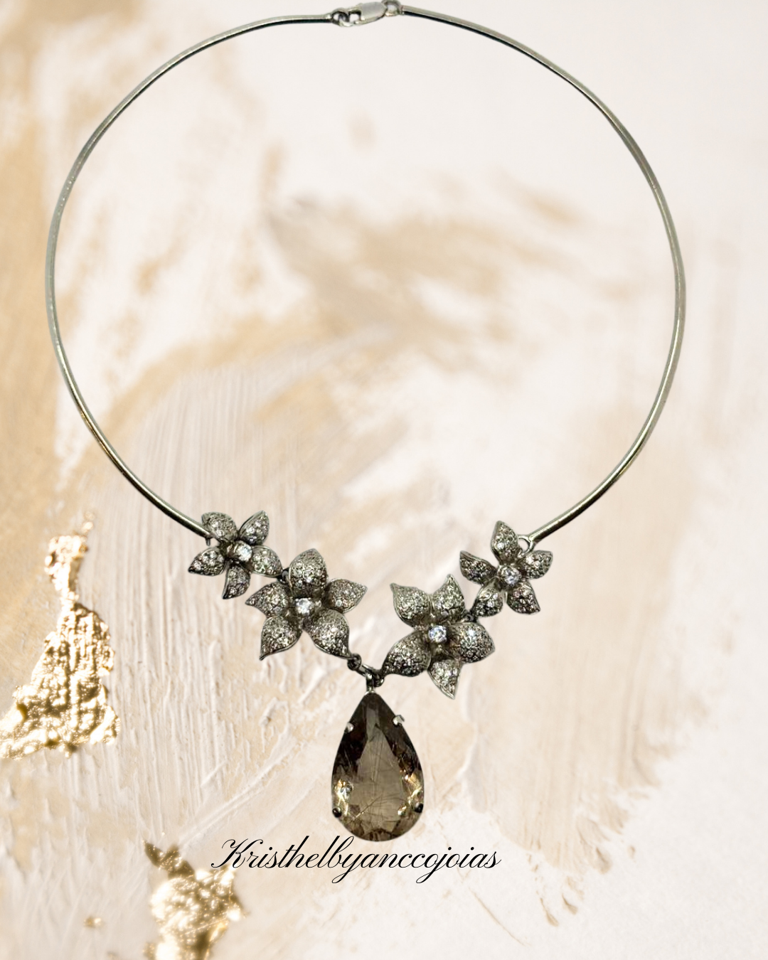 A gargantilha com a delicadeza da prata 950 encontra o brilho puro dos cristais.