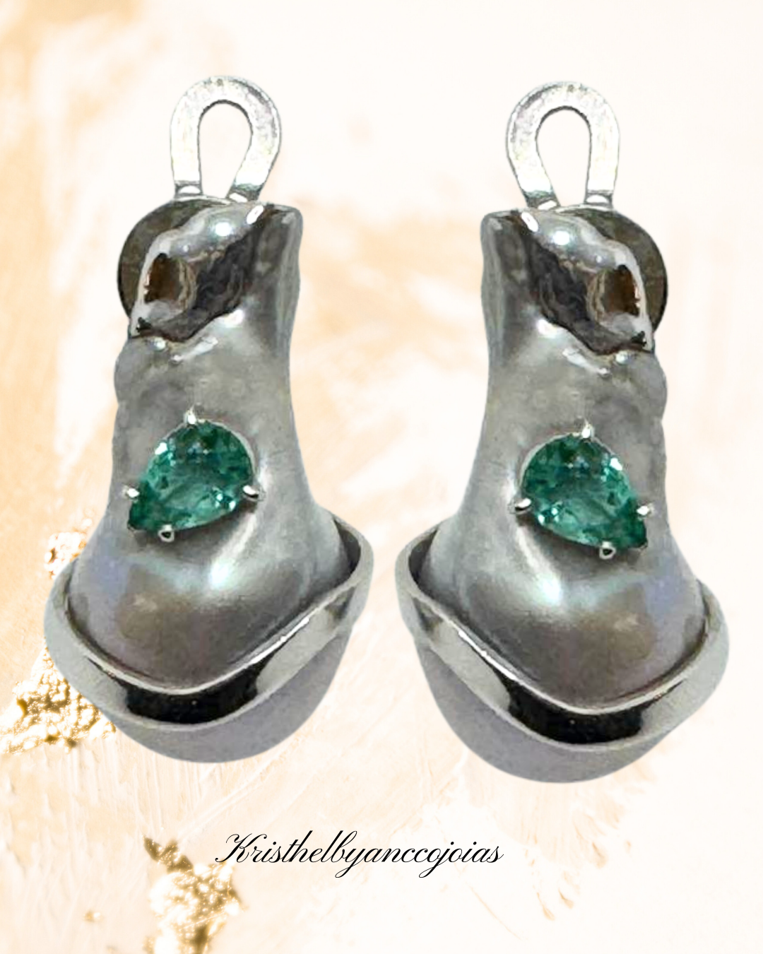 Brincos prata 950 com banho de ródio e esmeraldas