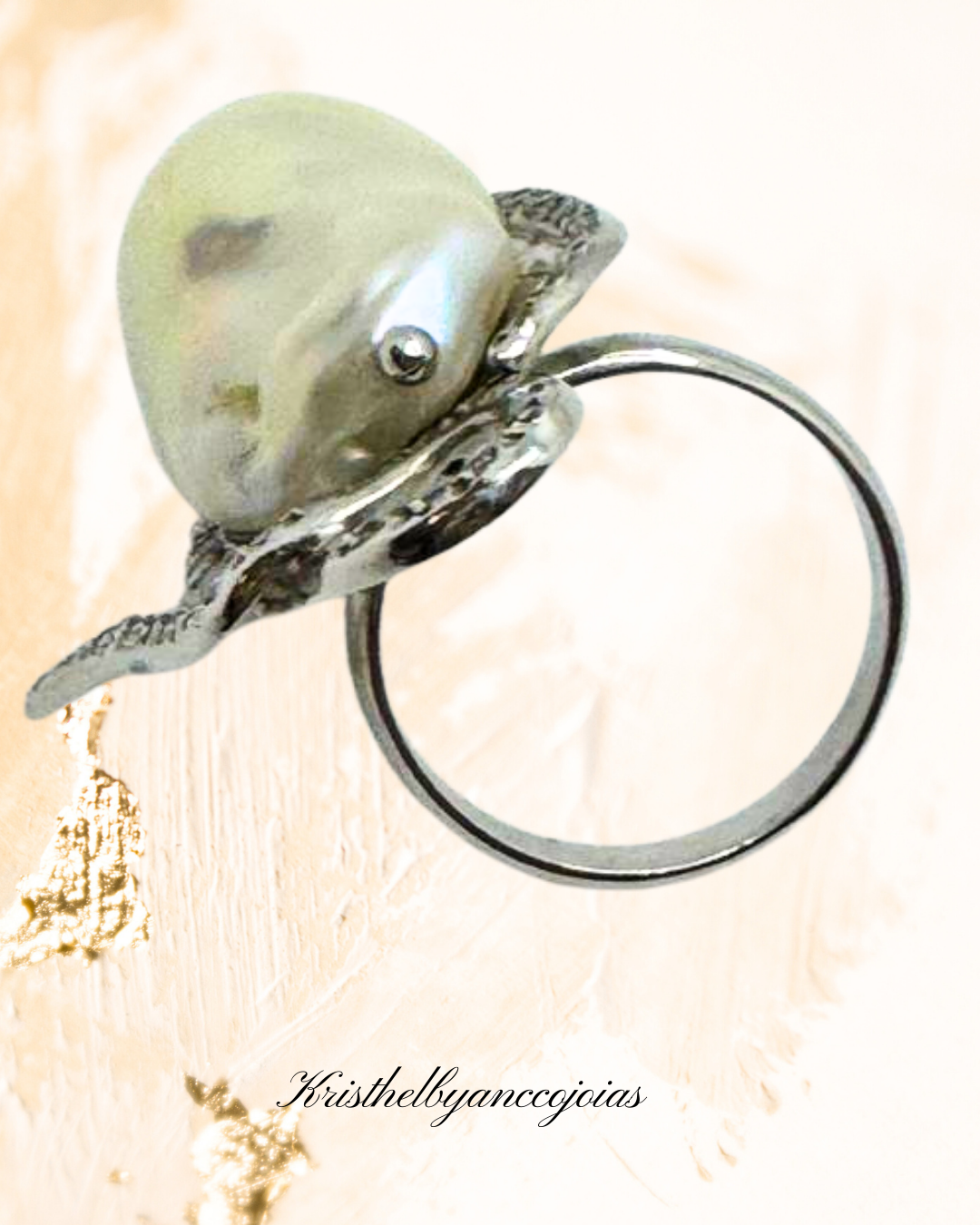 A beleza orgânica da Pérola barroca ganha destaque sobre o brilho delicado dos diamantes.