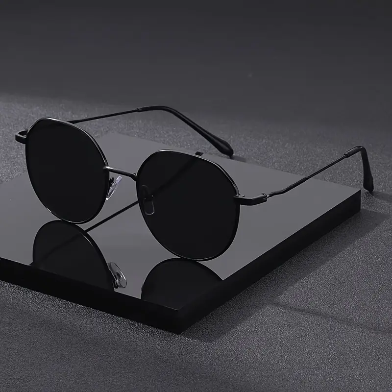 1pcs Vintage Round Fashion Glasses for Men Metal Full Frame and AC Lenses - Black with Gold-Tone Accents Stylish Eyeglasses, Cleaning Cloth Included