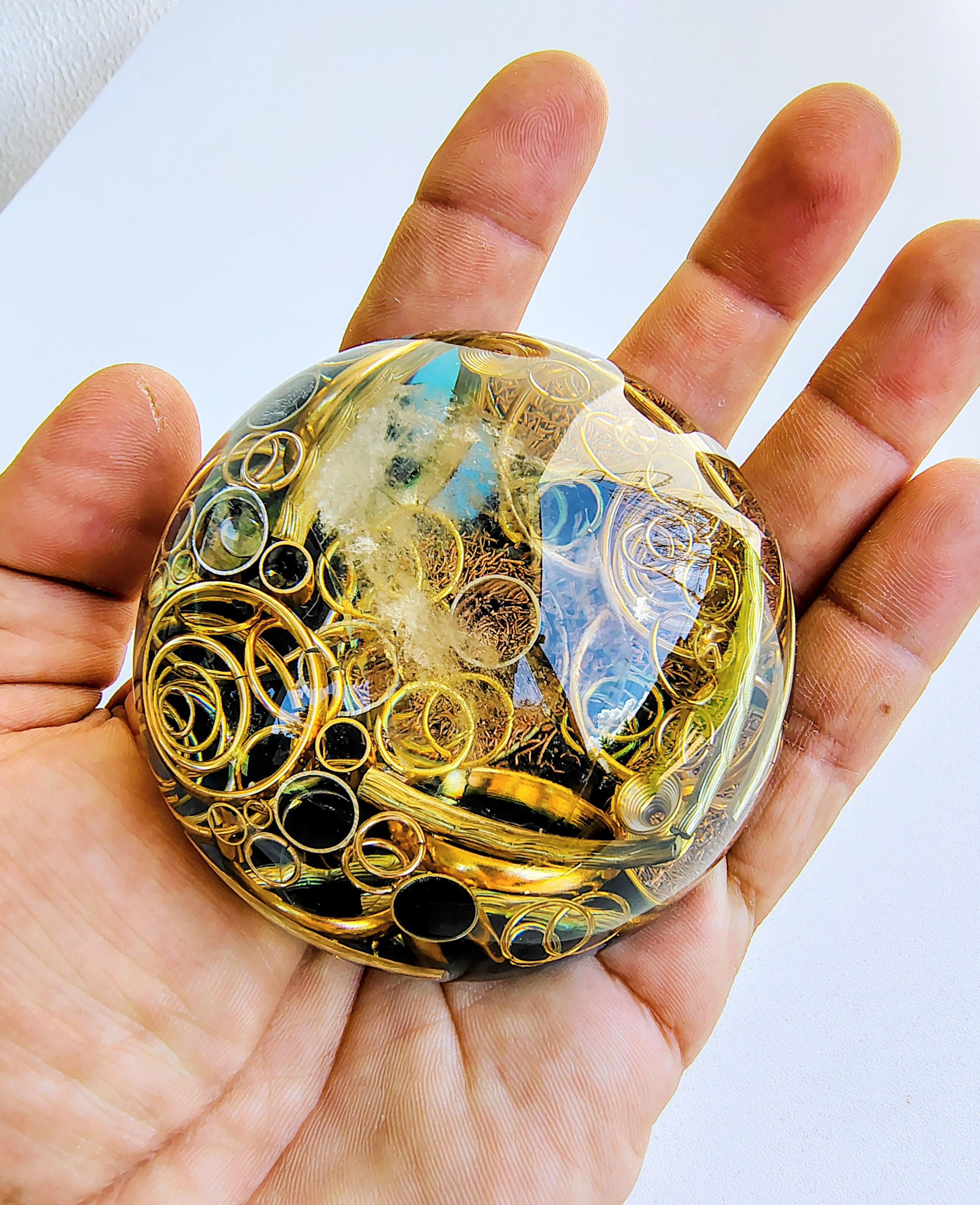 SIRIUS HEMISPHERE - Modelo Meia Esfera Ciano: Expressão Autêntica e Conexão Estelar