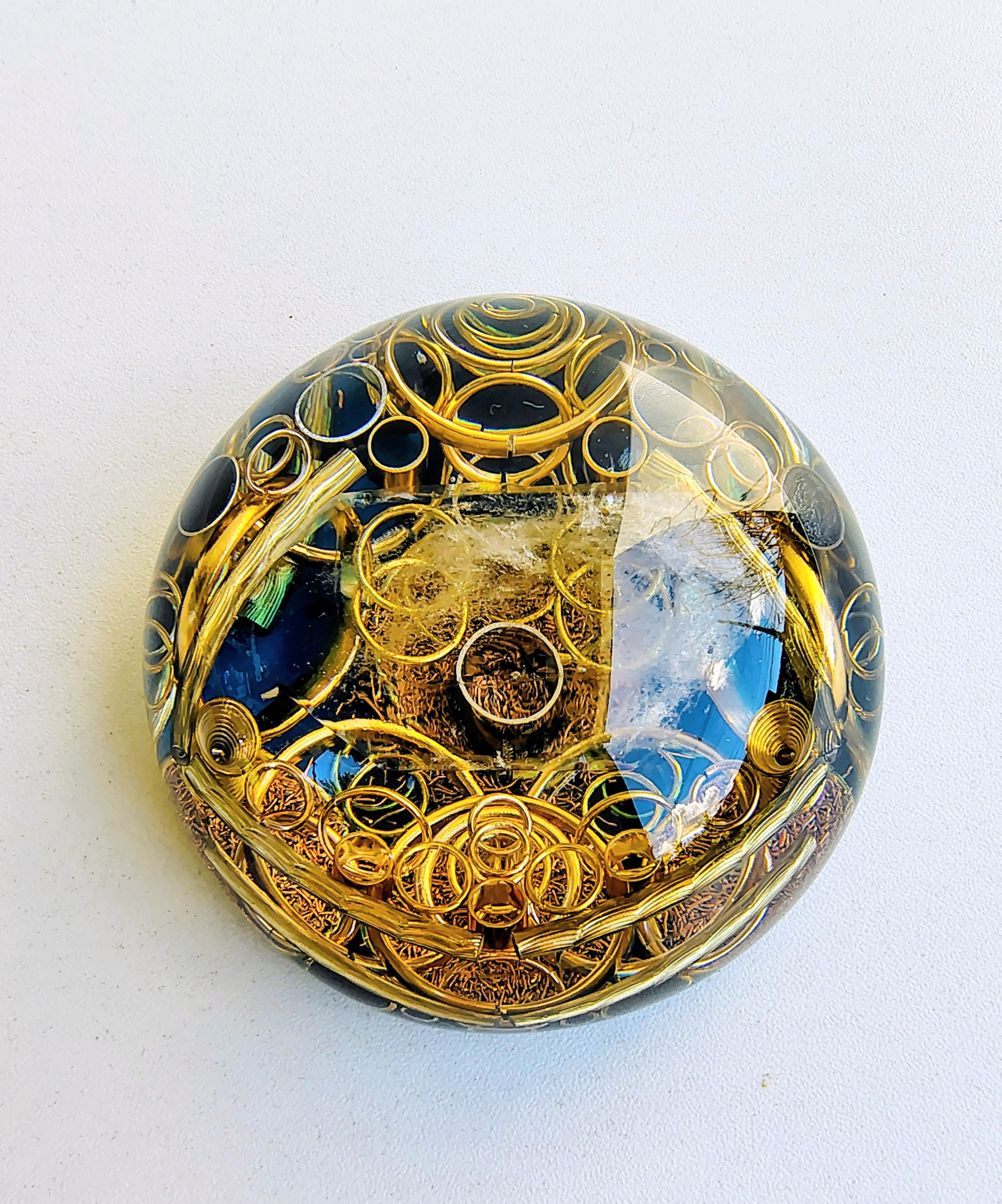 SIRIUS HEMISPHERE - Modelo Meia Esfera Ciano: Expressão Autêntica e Conexão Estelar