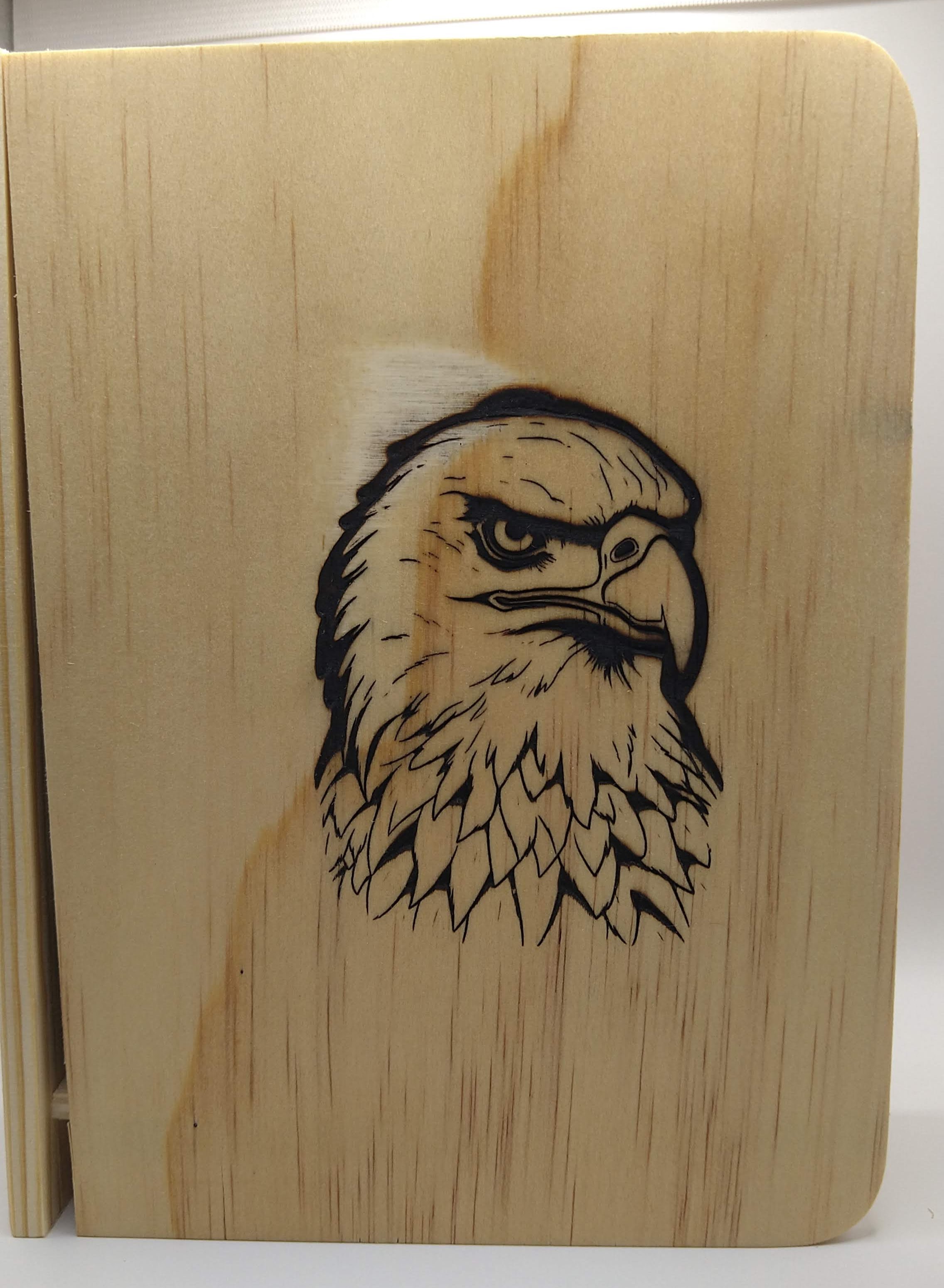 livre en bois avec son tiroir latéral sur le côte avec dessin d'aigle