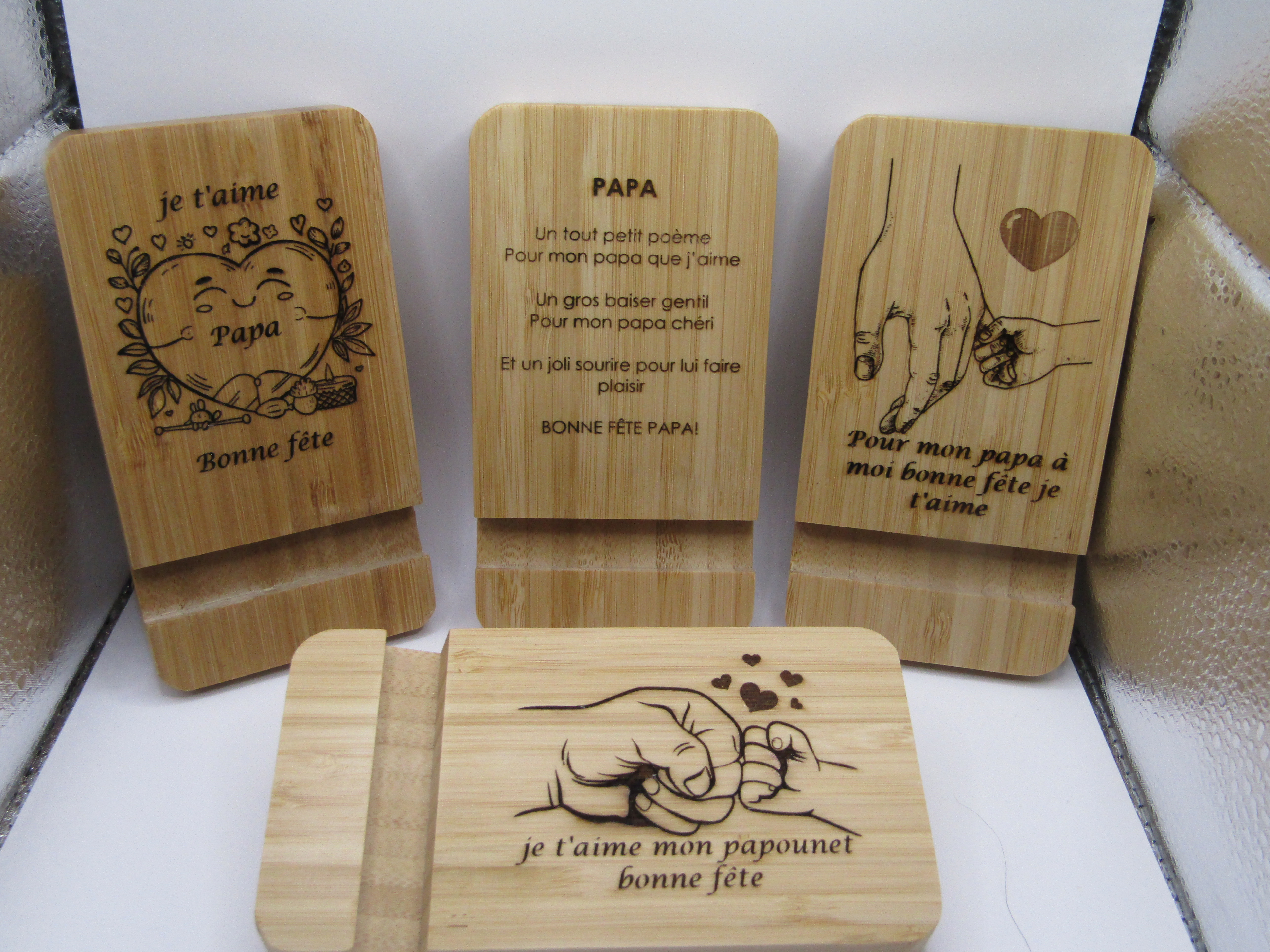 Supports en bois gravés tablette ou téléphone