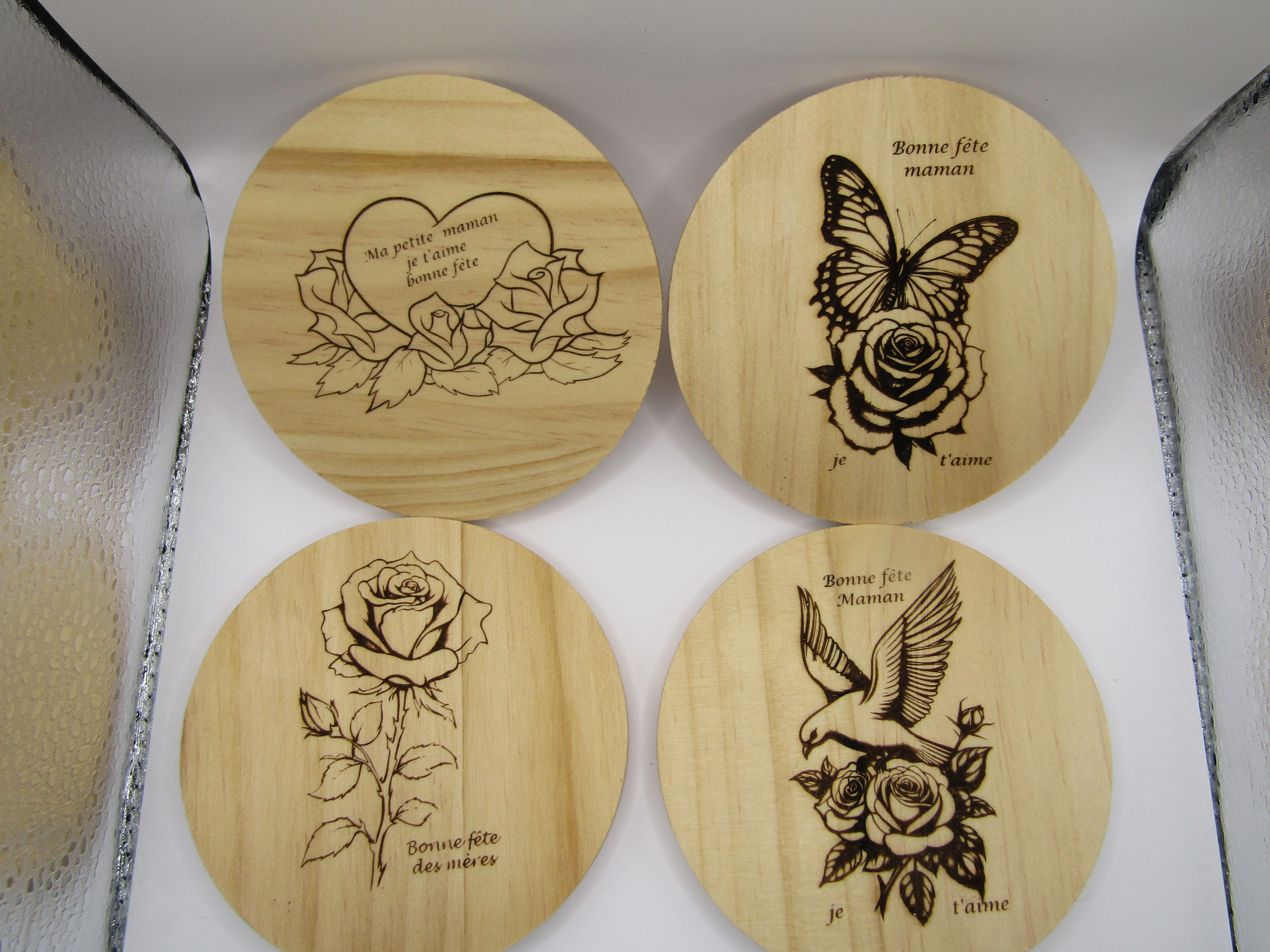 Dessous de verre en bois gravés avec chevalet