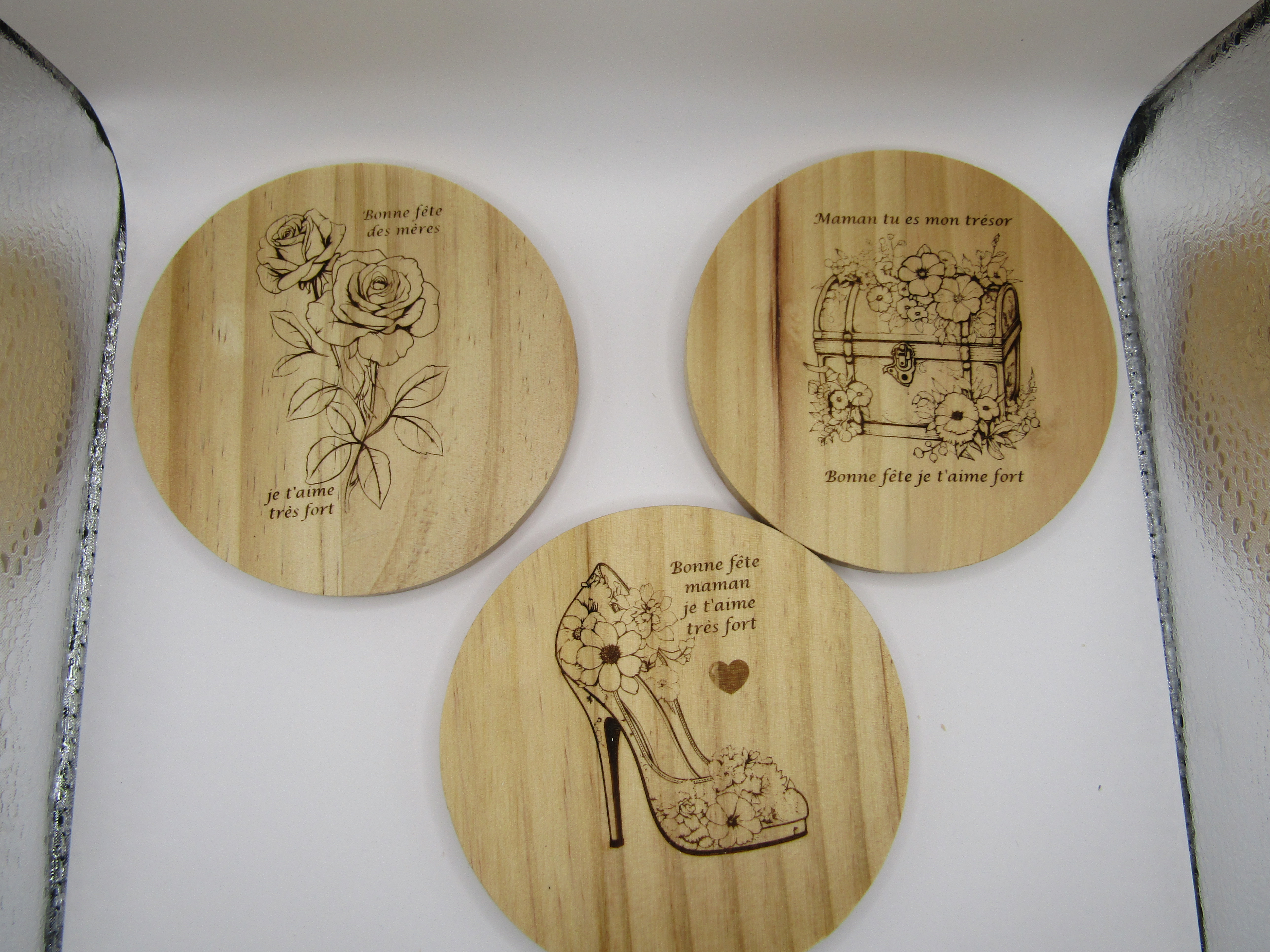 Dessous de verre en bois gravé avec chevalet