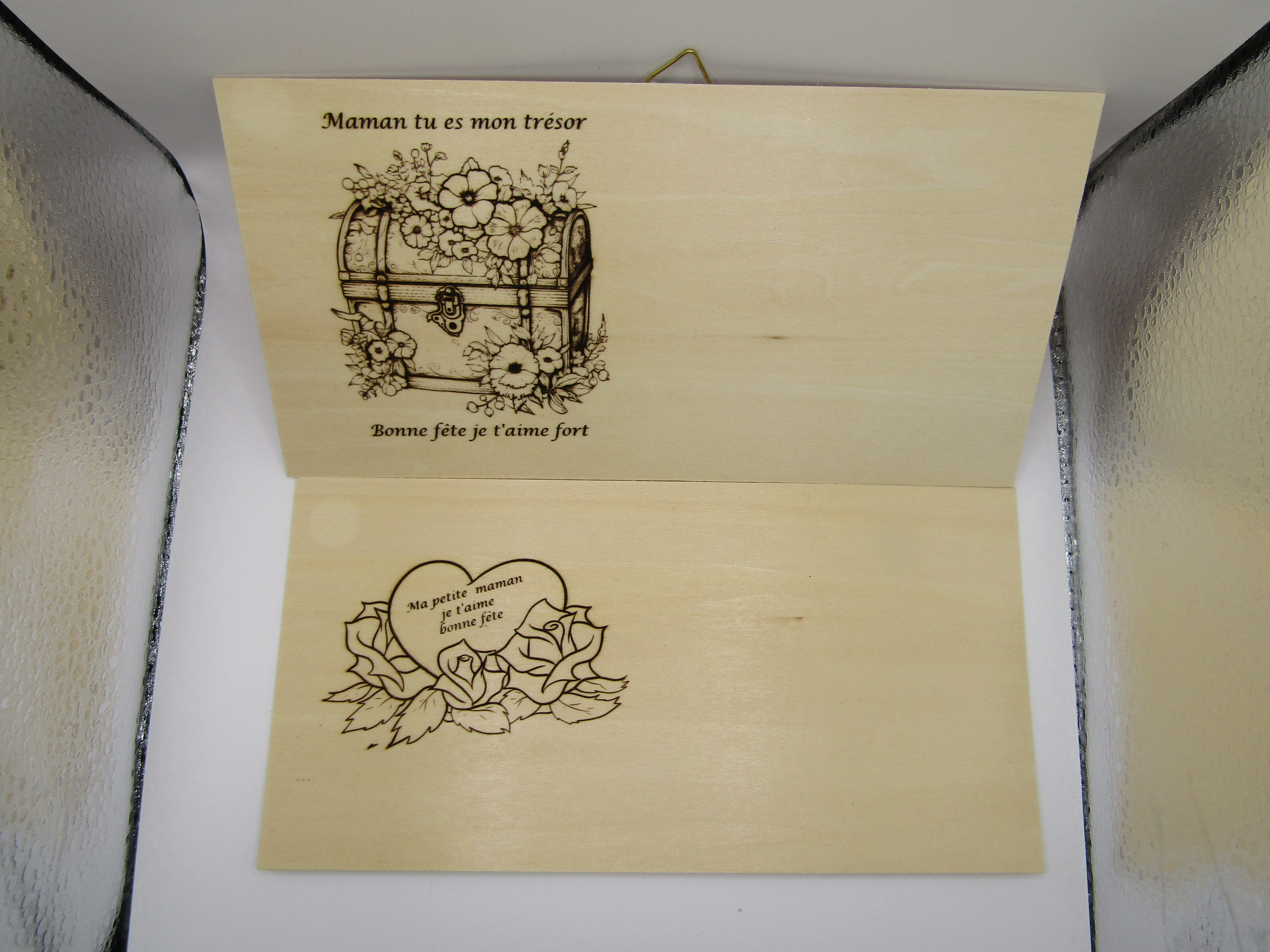 Carte en bois gravée et chevalet