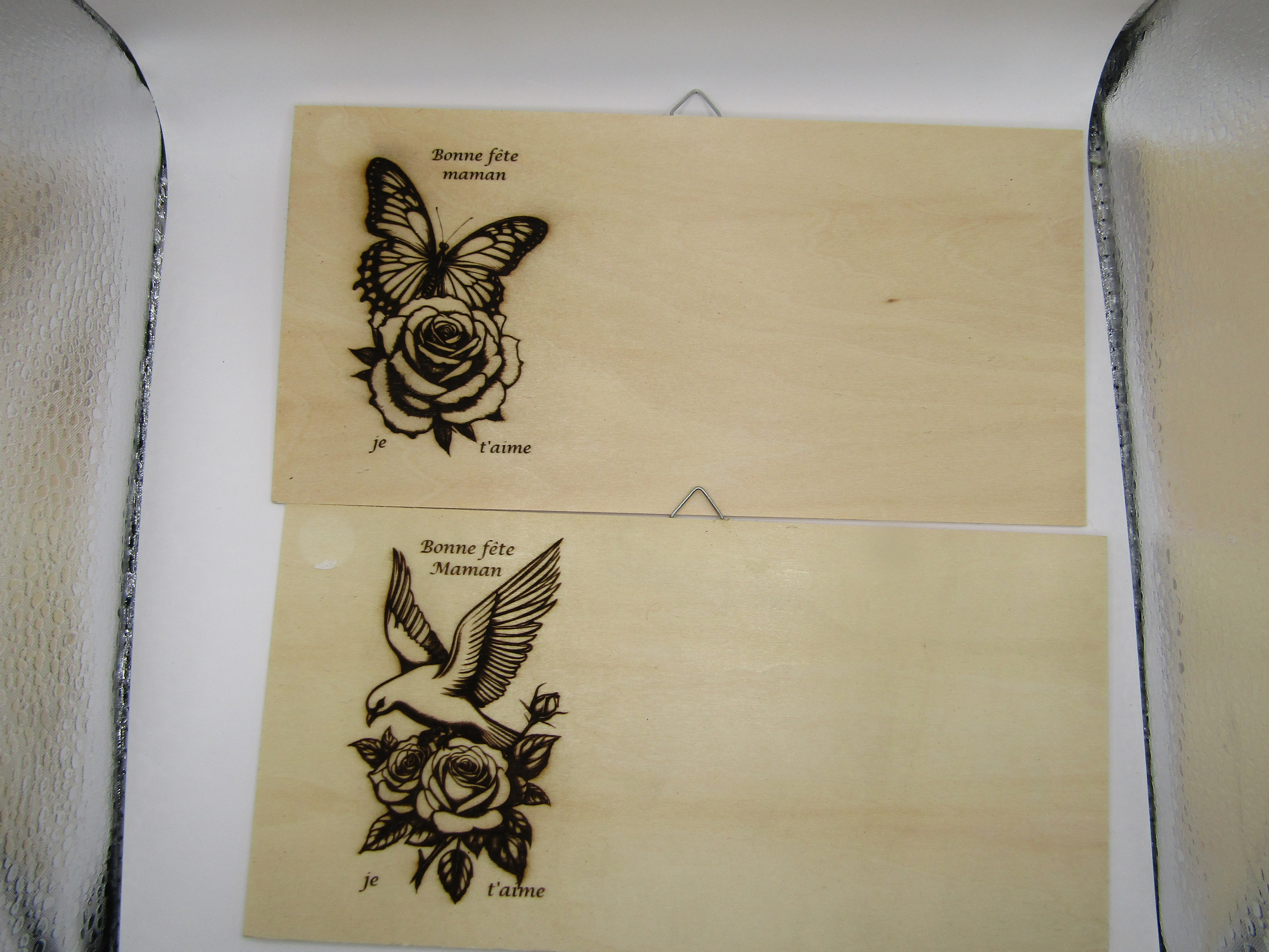 Carte en bois gravée et chevalet