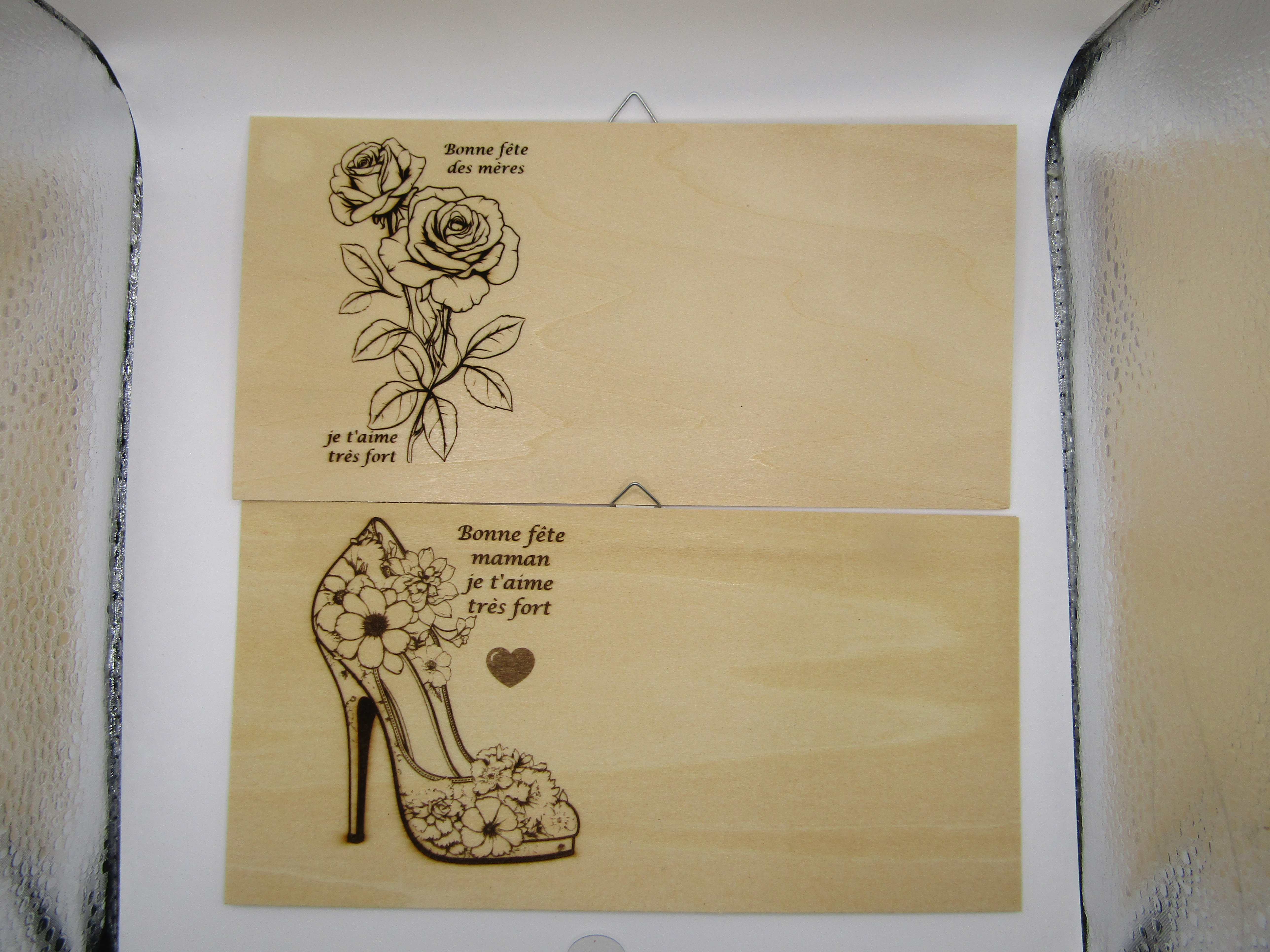 Carte en bois gravée et chevalet