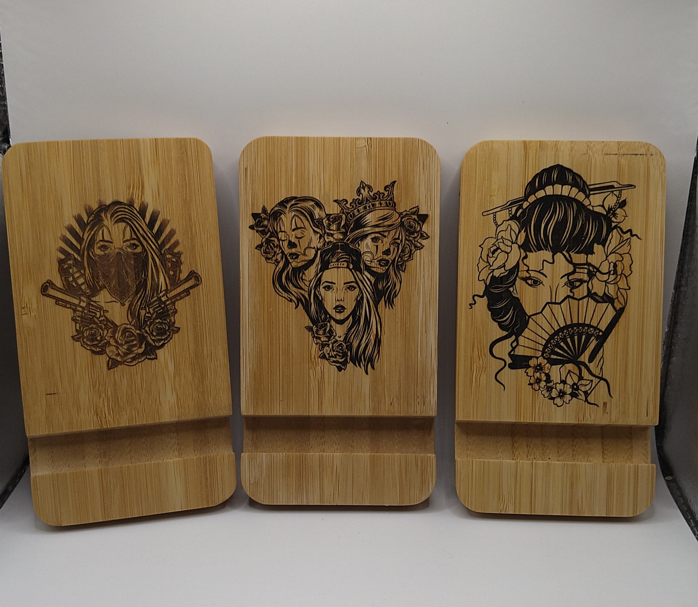 Supports en bois avec gravures artistiques