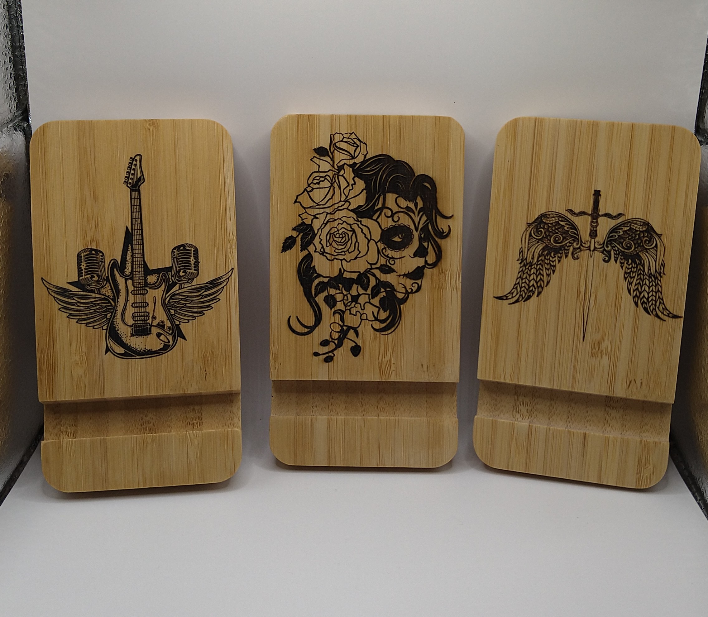 Supports en bois avec gravures artistiques