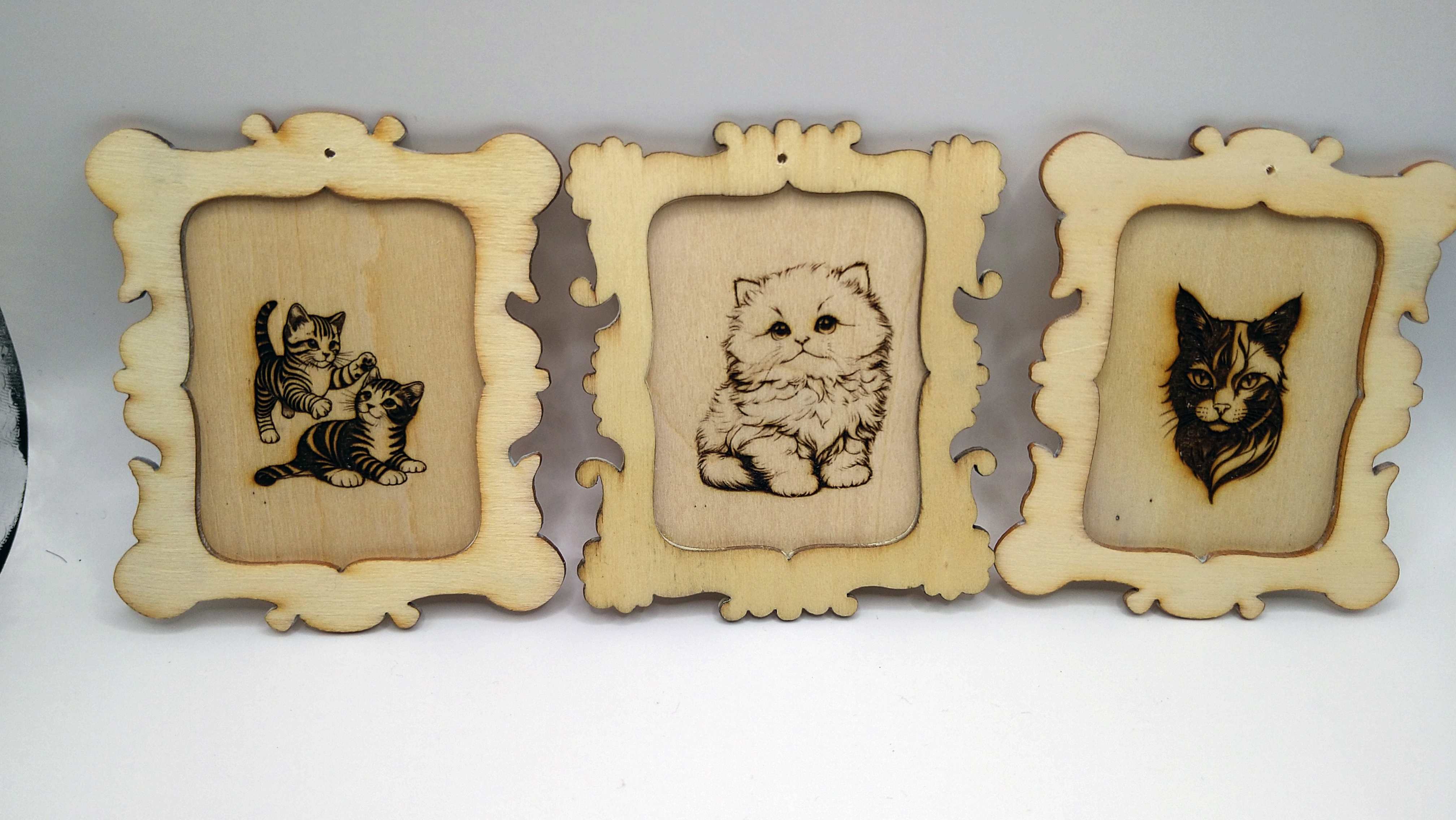 Cadres photo en bois avec dessins de chatons
