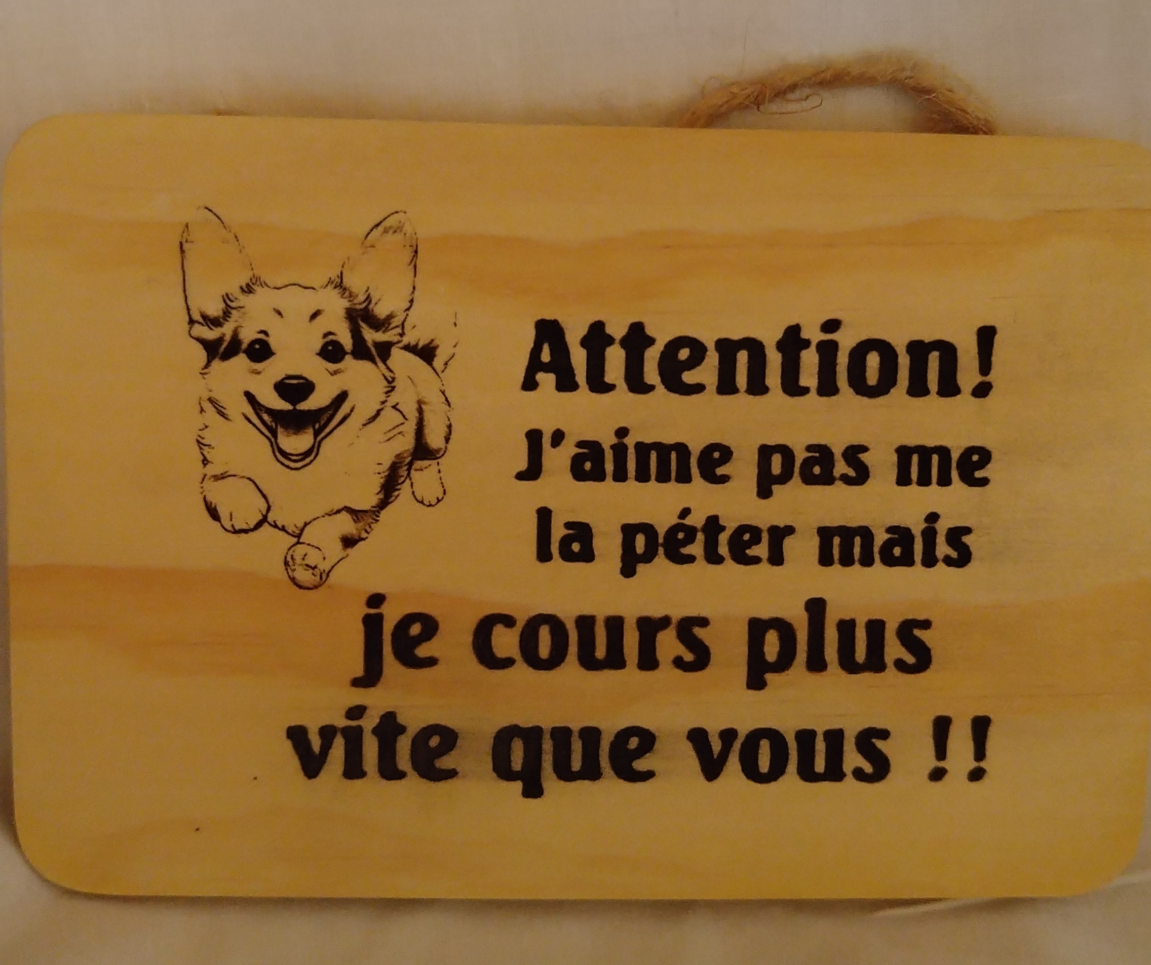 Plaque en bois avec chien