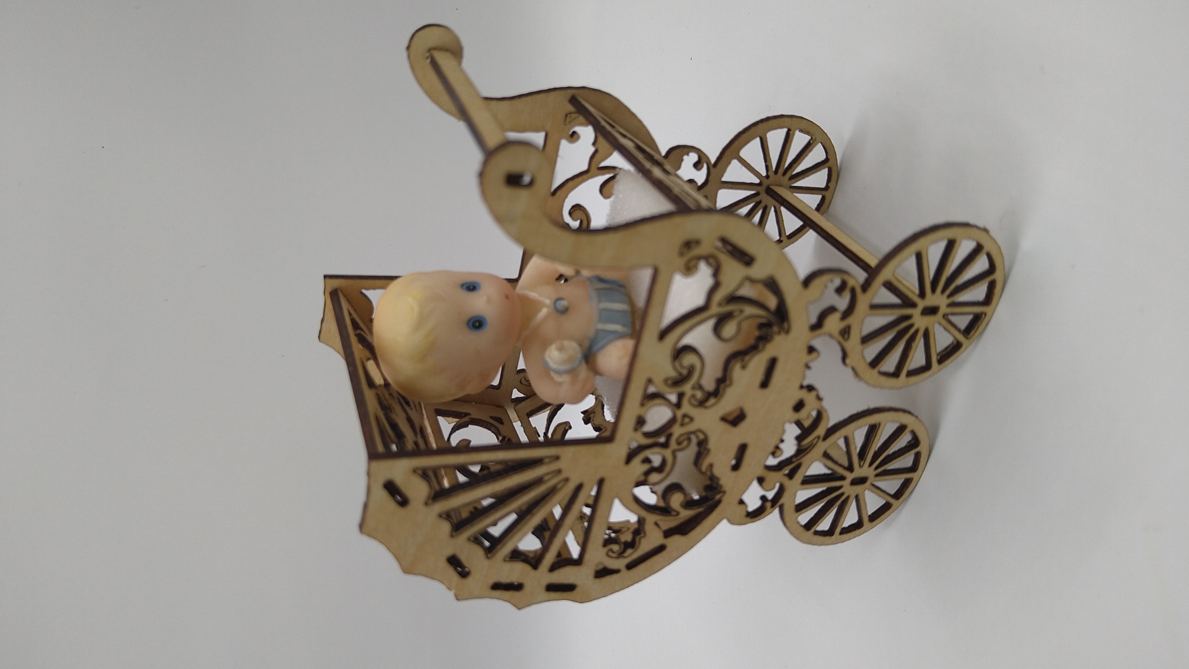 Poussette décorative en bois avec bébé