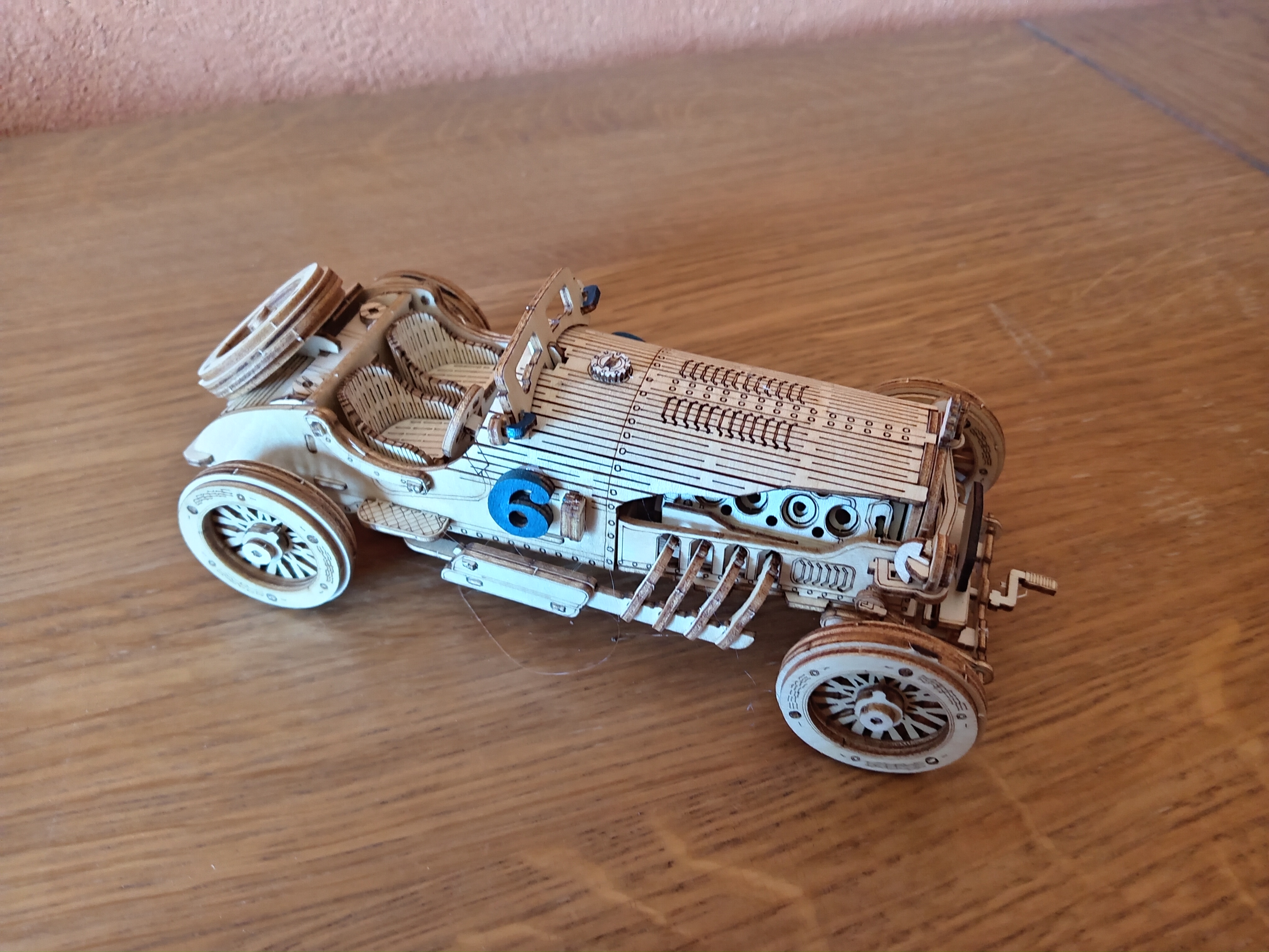 Maquette Voiture de Course en Bois