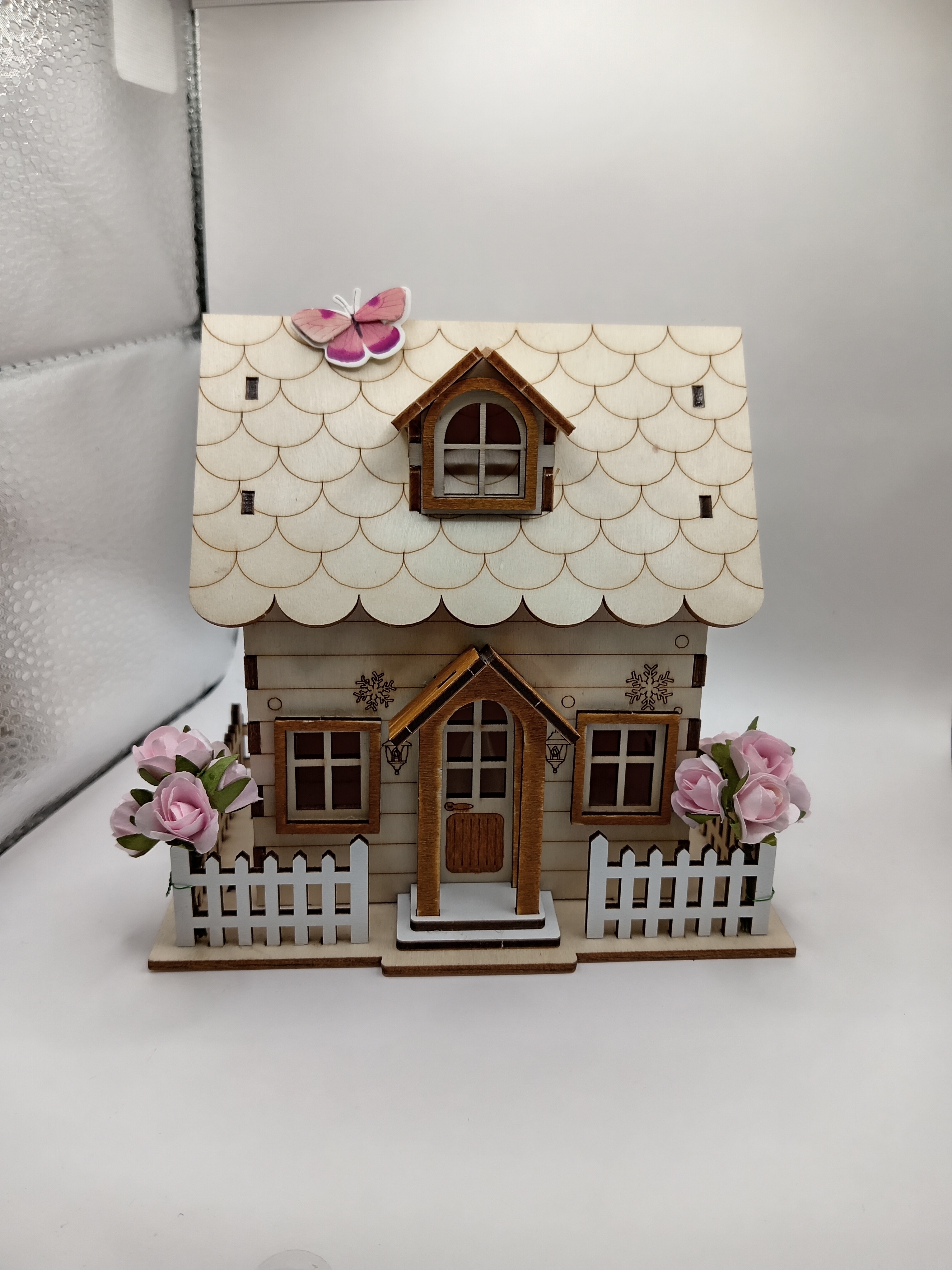 Maison miniature en bois