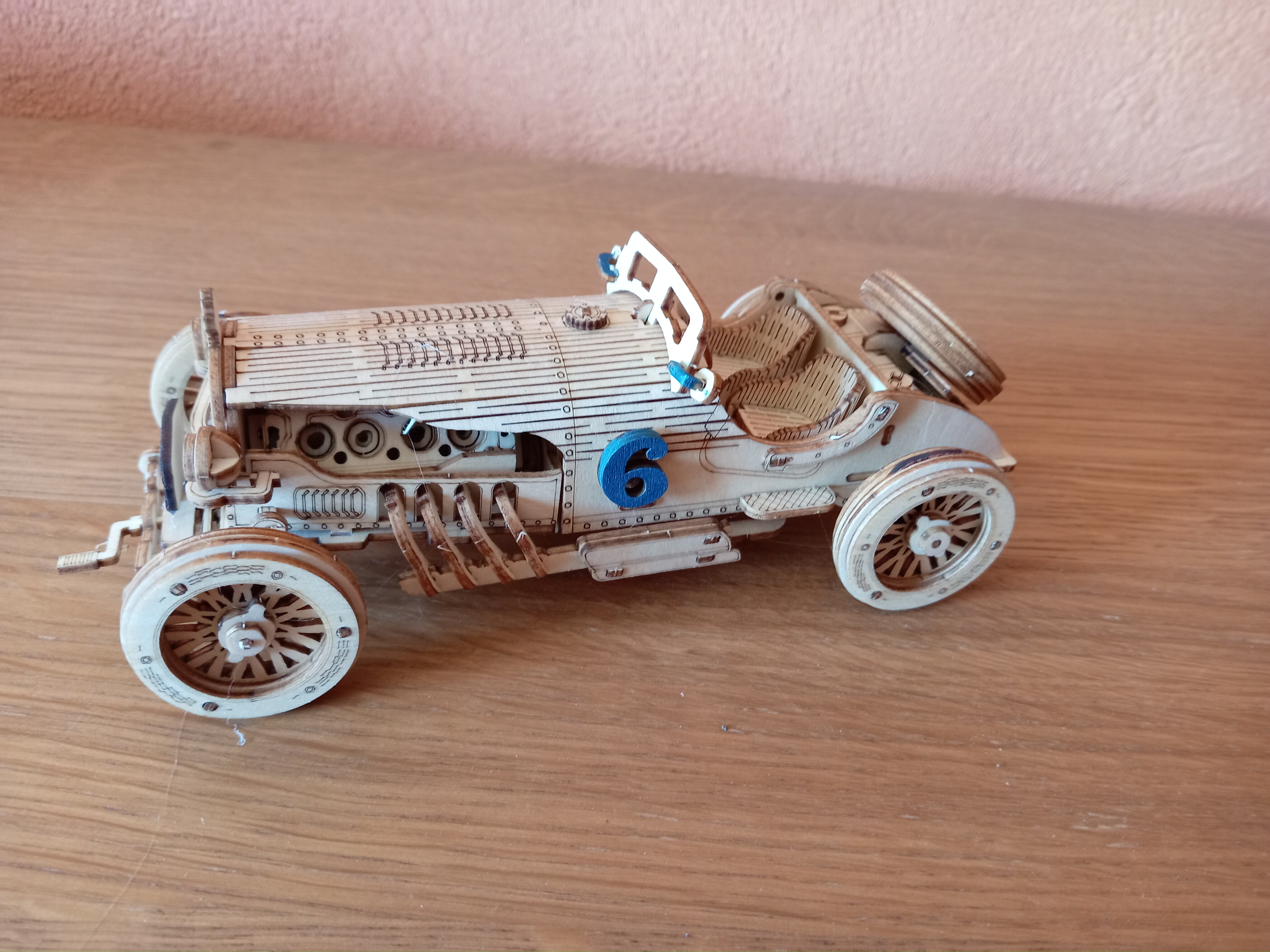 Maquette Voiture de Course en Bois