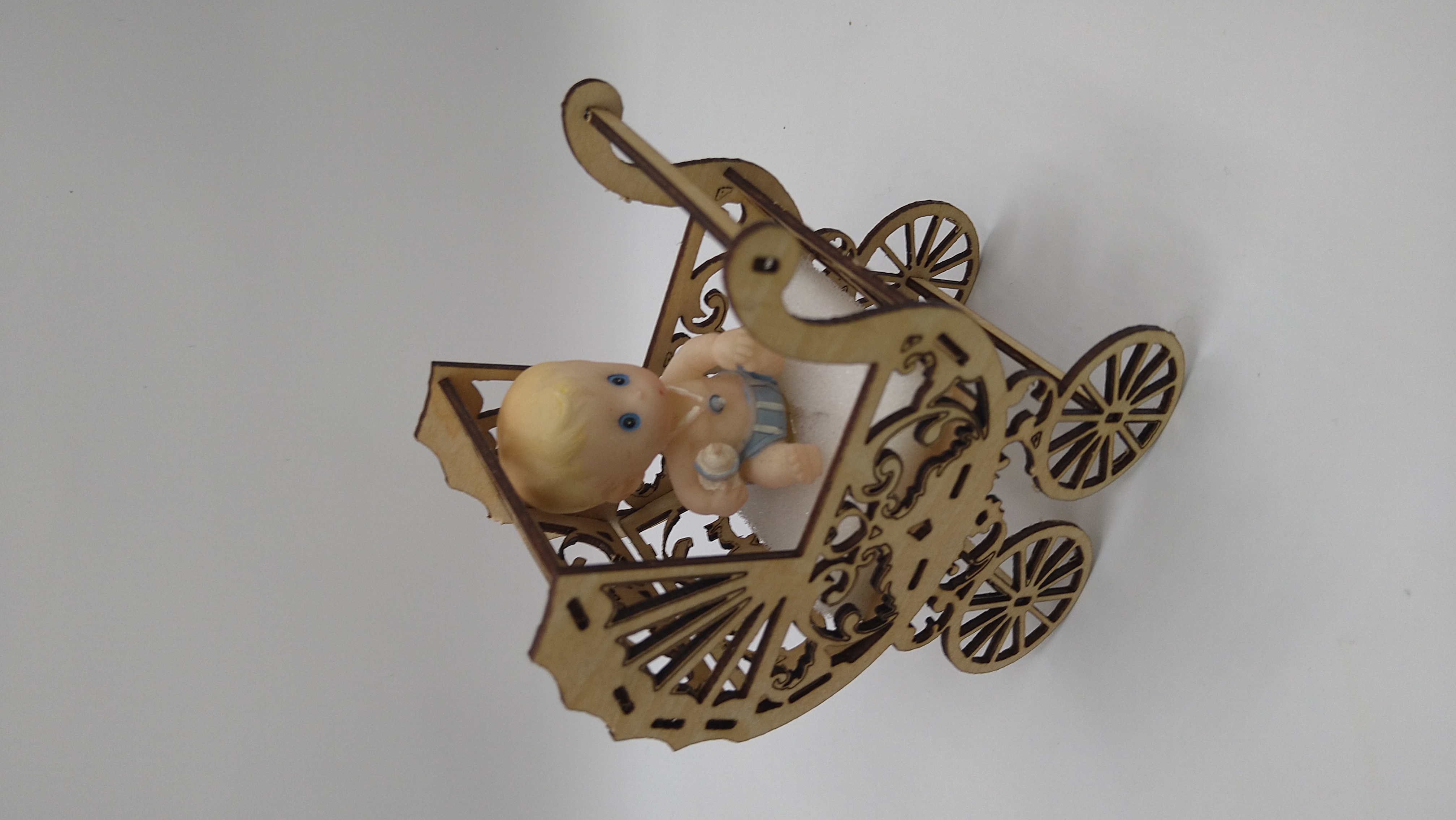 Poussette décorative en bois avec bébé