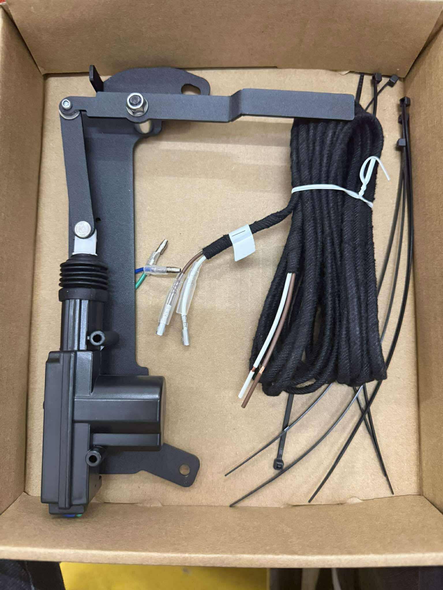  ARMOR TAILGATE LOCK FOR REVO