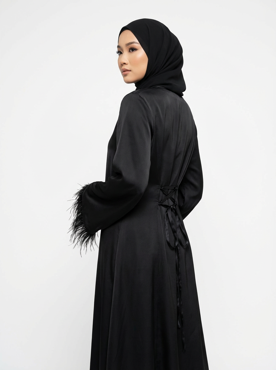 Abaya satinée Noire avec plumes