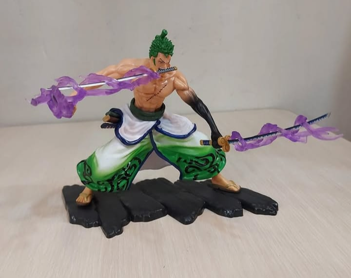 Zoro Figürü 20 cm 3 kılıçlı