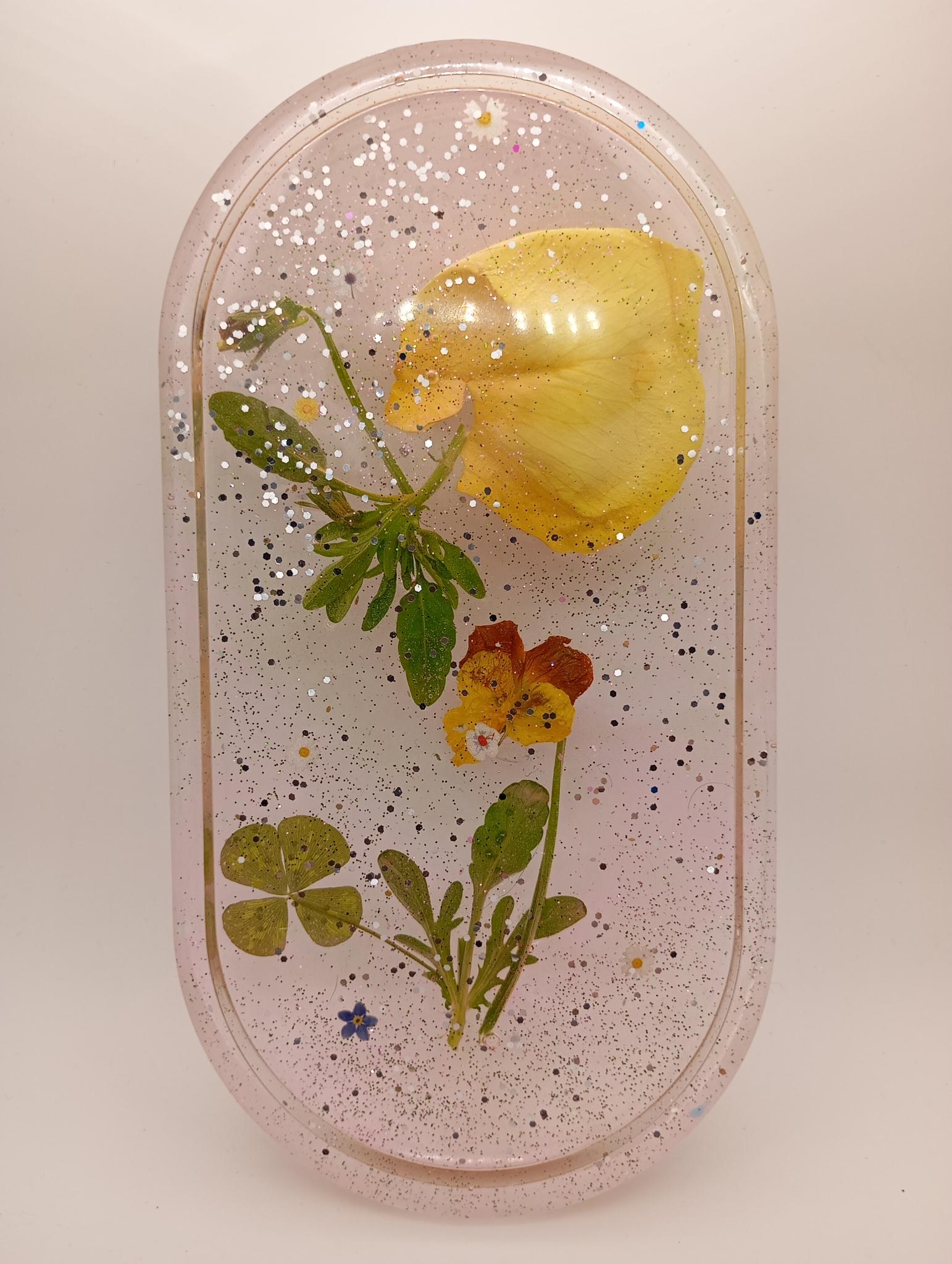 Plateau en résine avec fleurs séchées