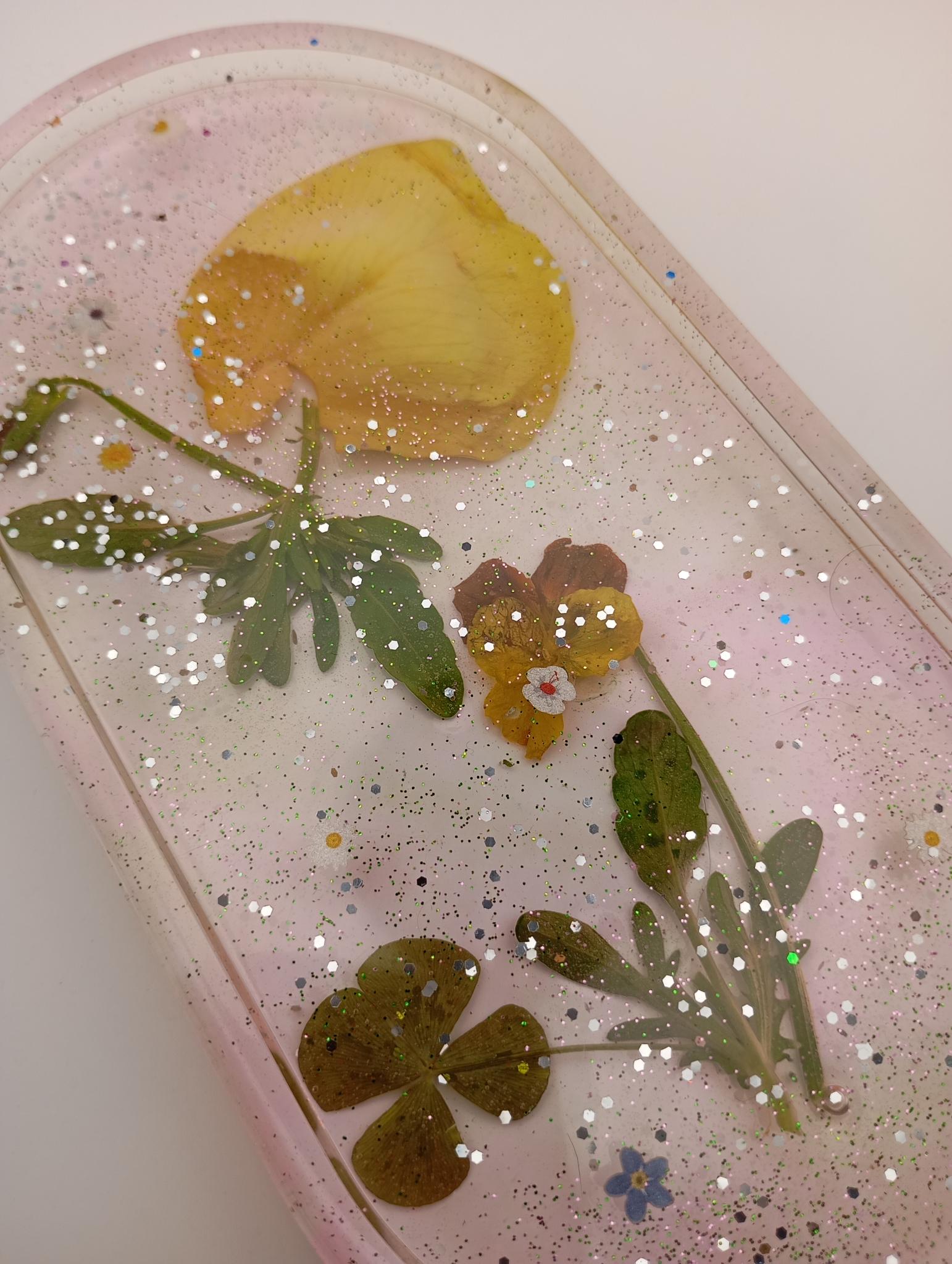 Plateau en résine avec fleurs séchées
