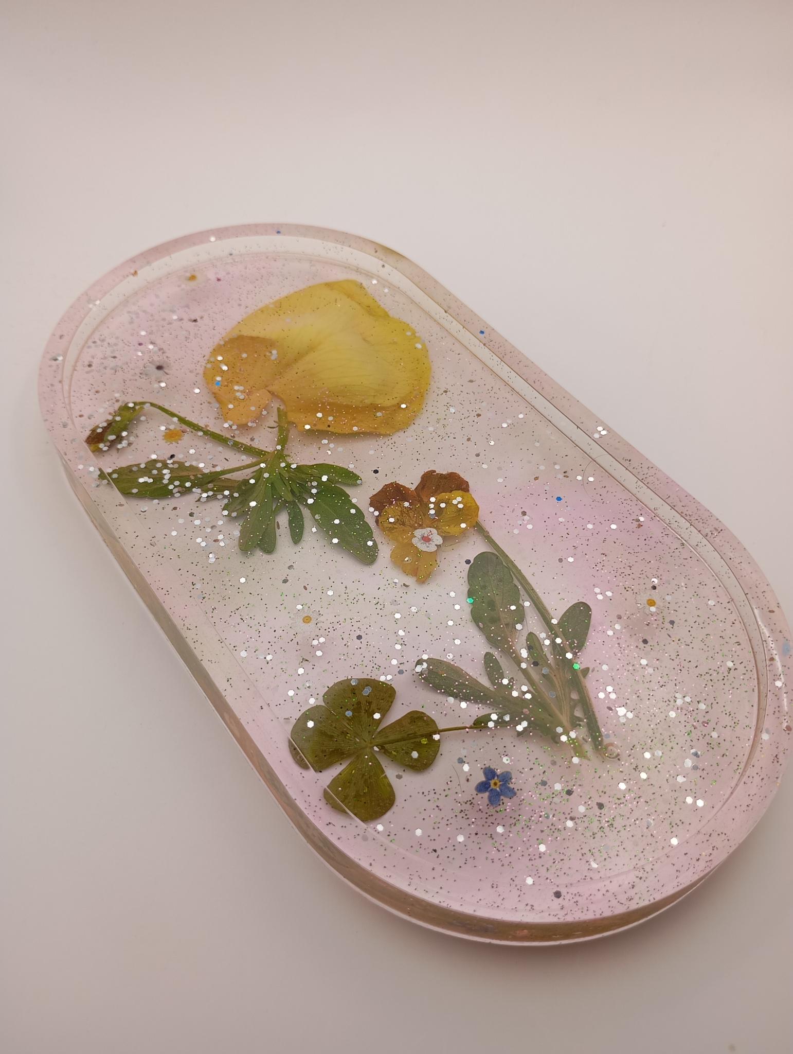 Plateau en résine avec fleurs séchées