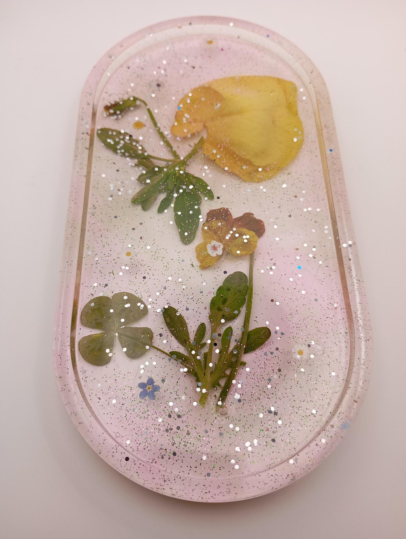 Plateau en résine avec fleurs séchées