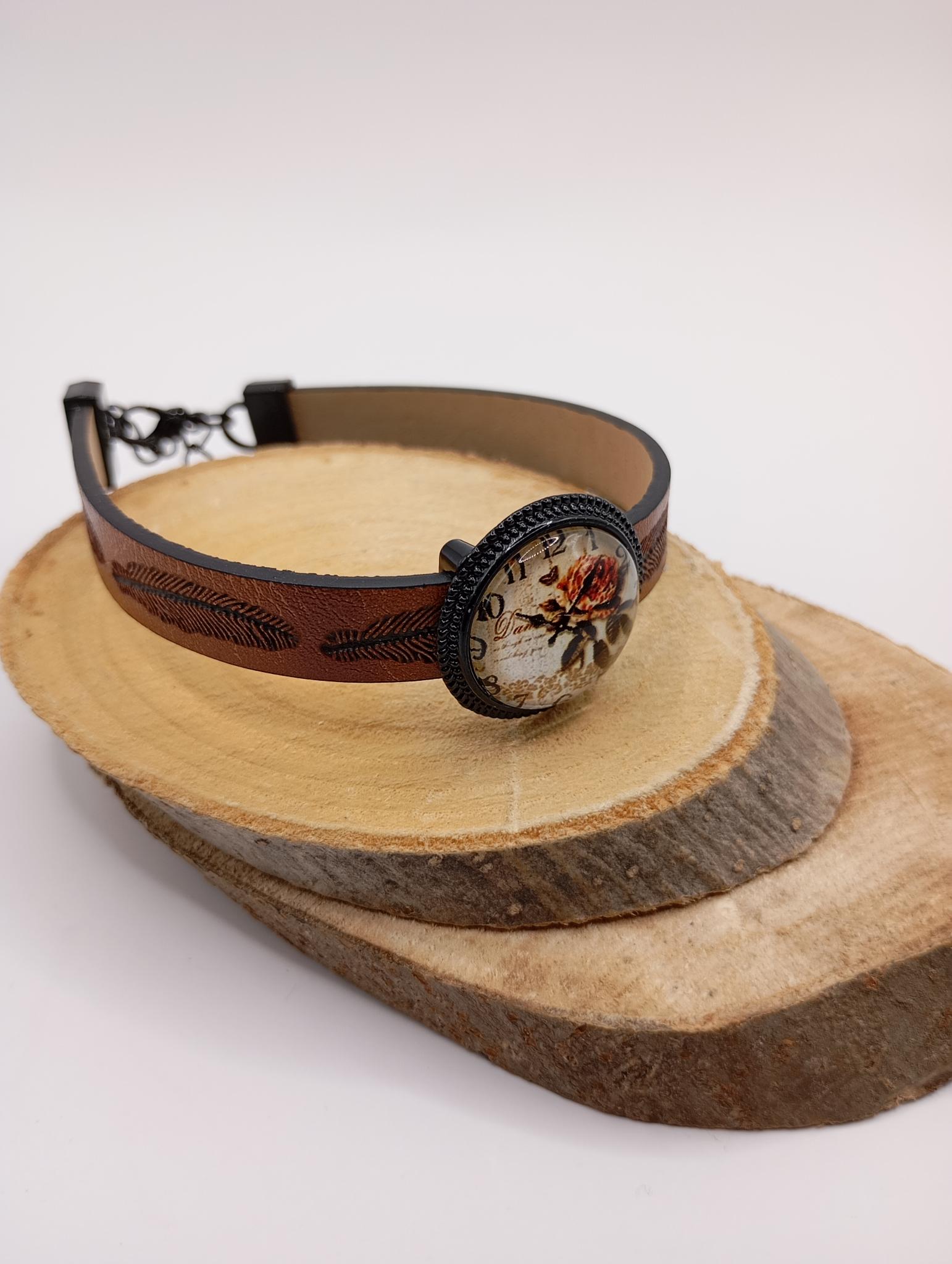 Bracelet simili cuir marron clair ajustable cabochon fausse montre avec rose