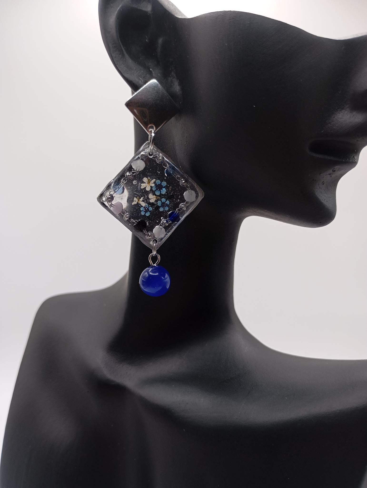 Boucle d’oreille artistique en résine