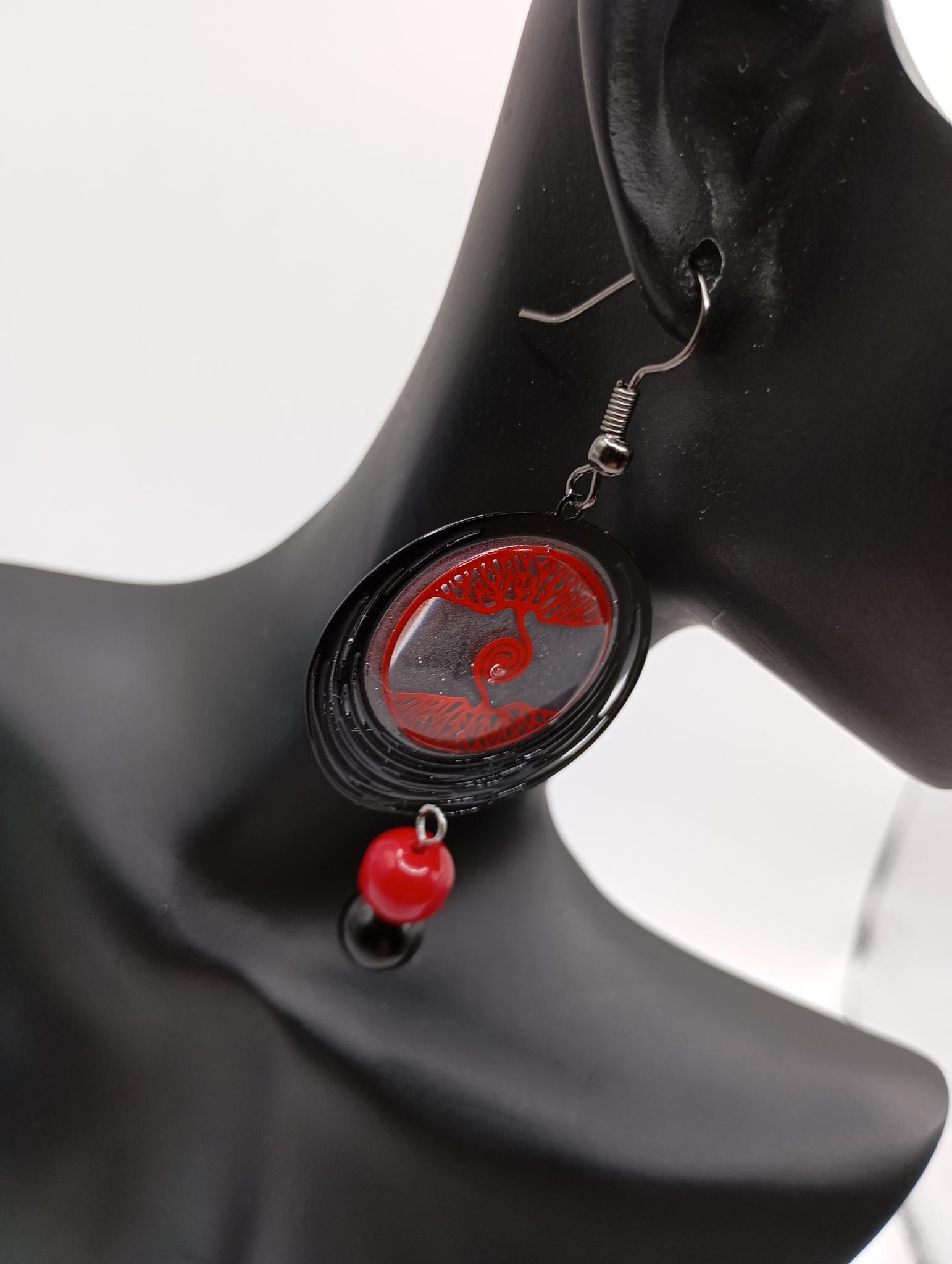 Boucle d’oreille Livia artisanale rouge et noire