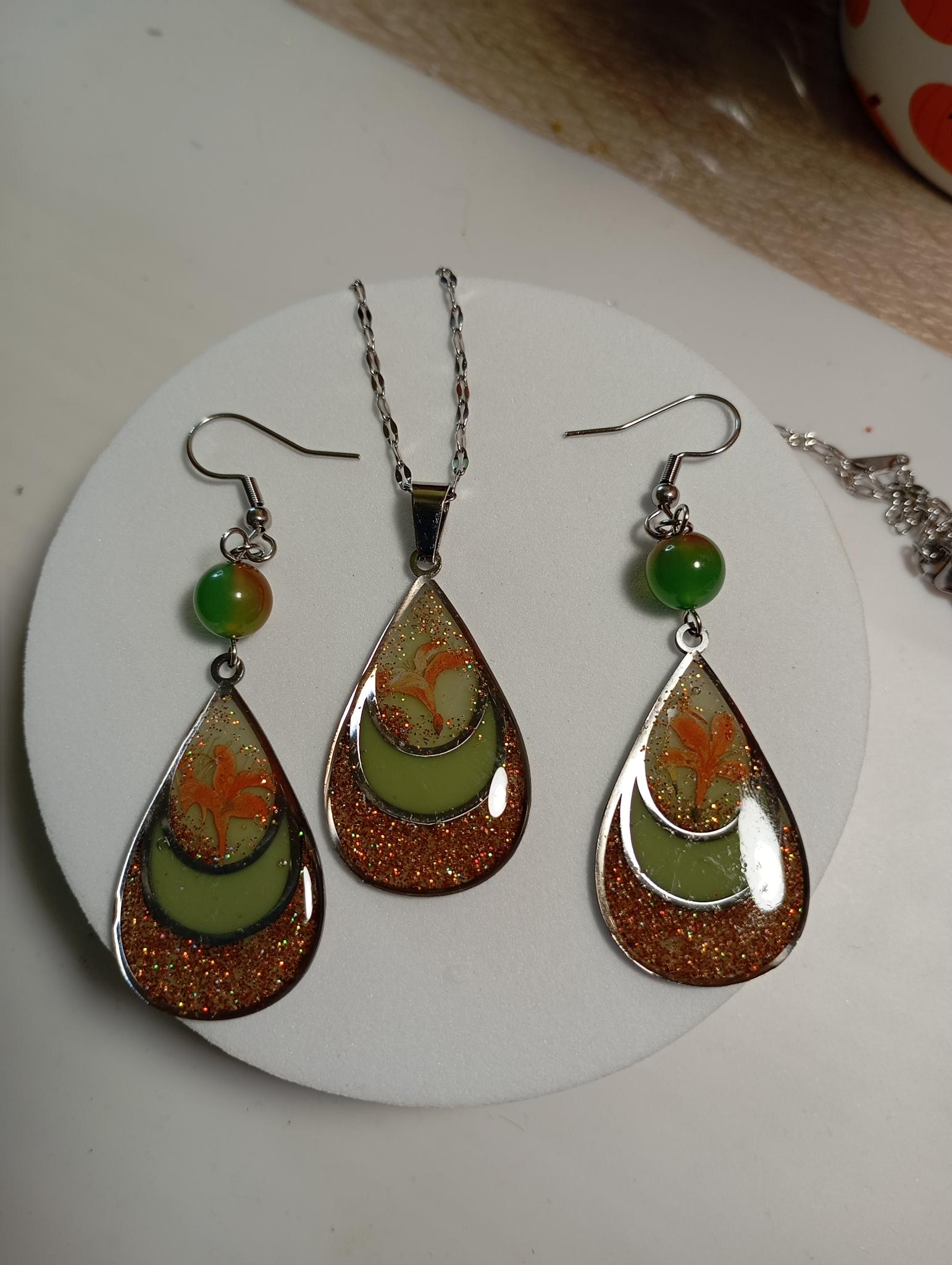 Parure bijoux pendentif et boucles d'oreilles