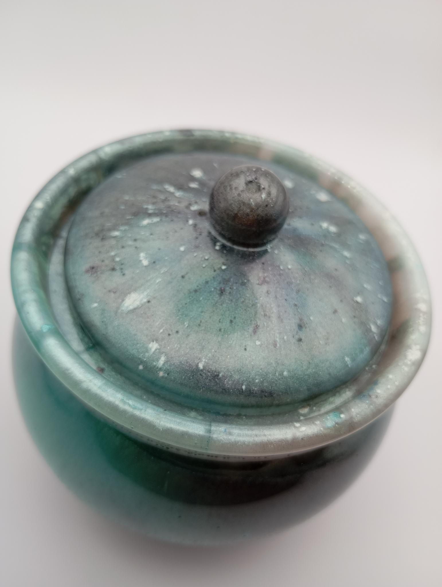 Pot en résine avec couvercle