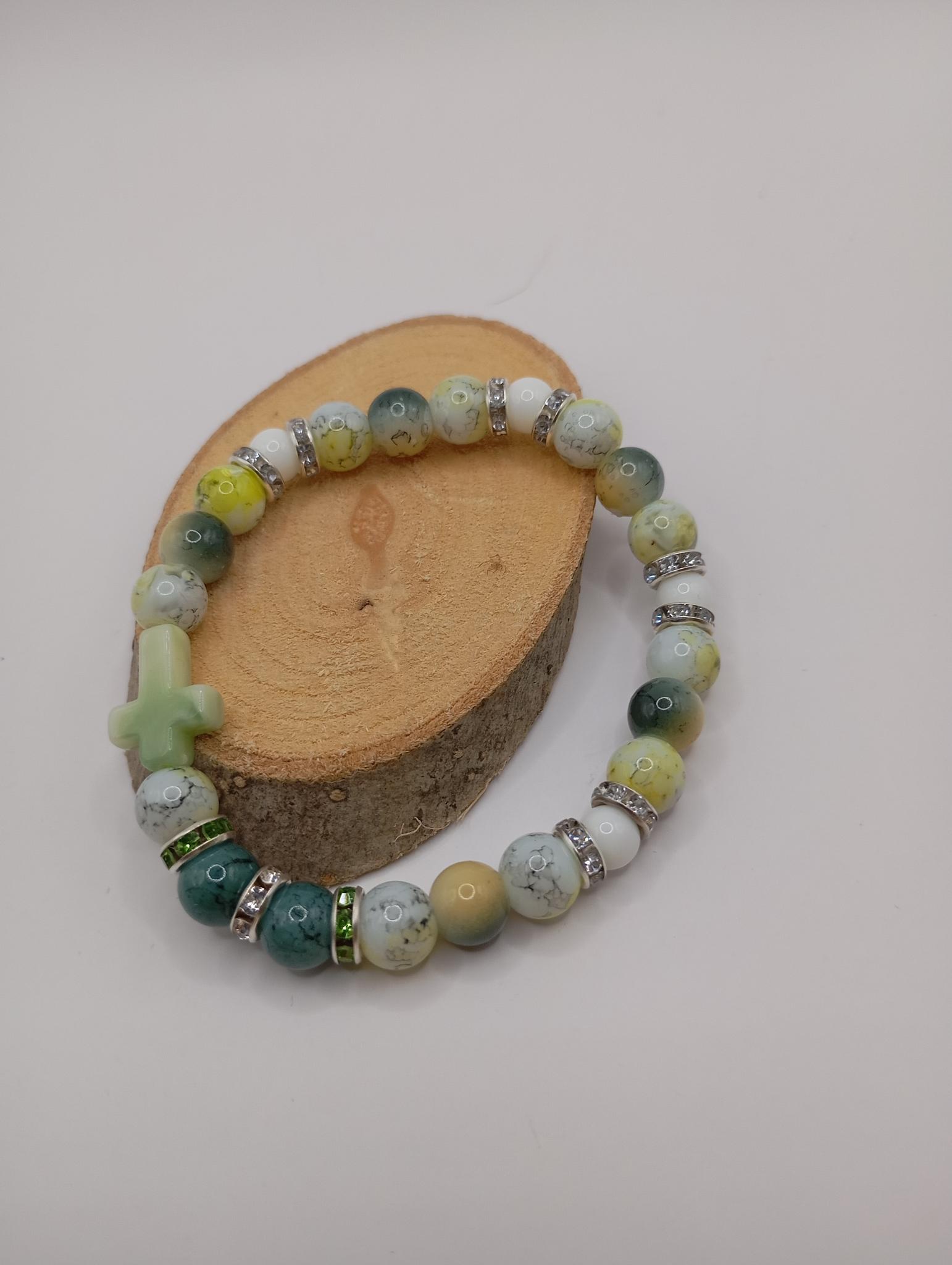 Bracelet perlé avec croix