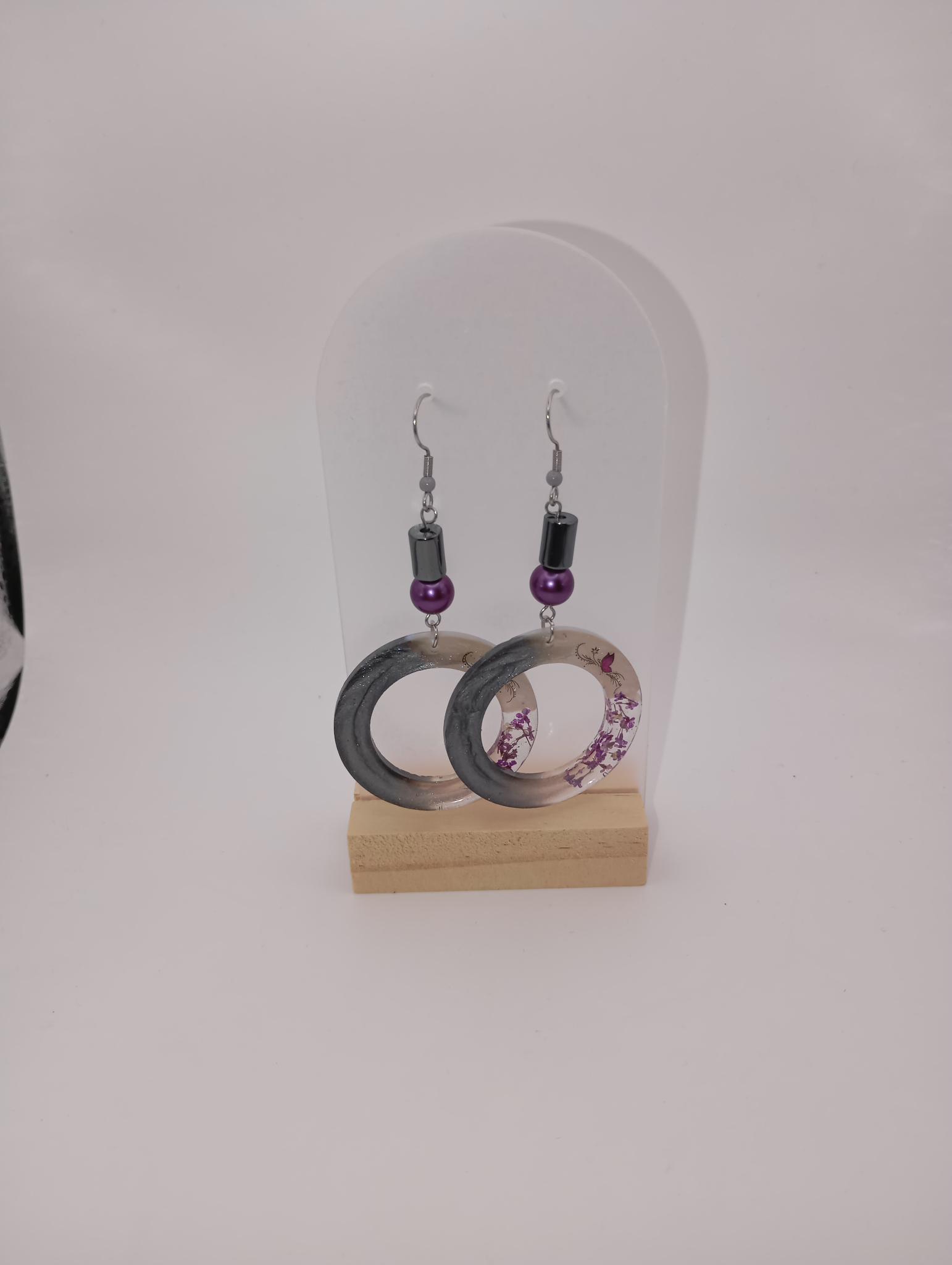 Boucles d’oreilles rondes avec perles violettes