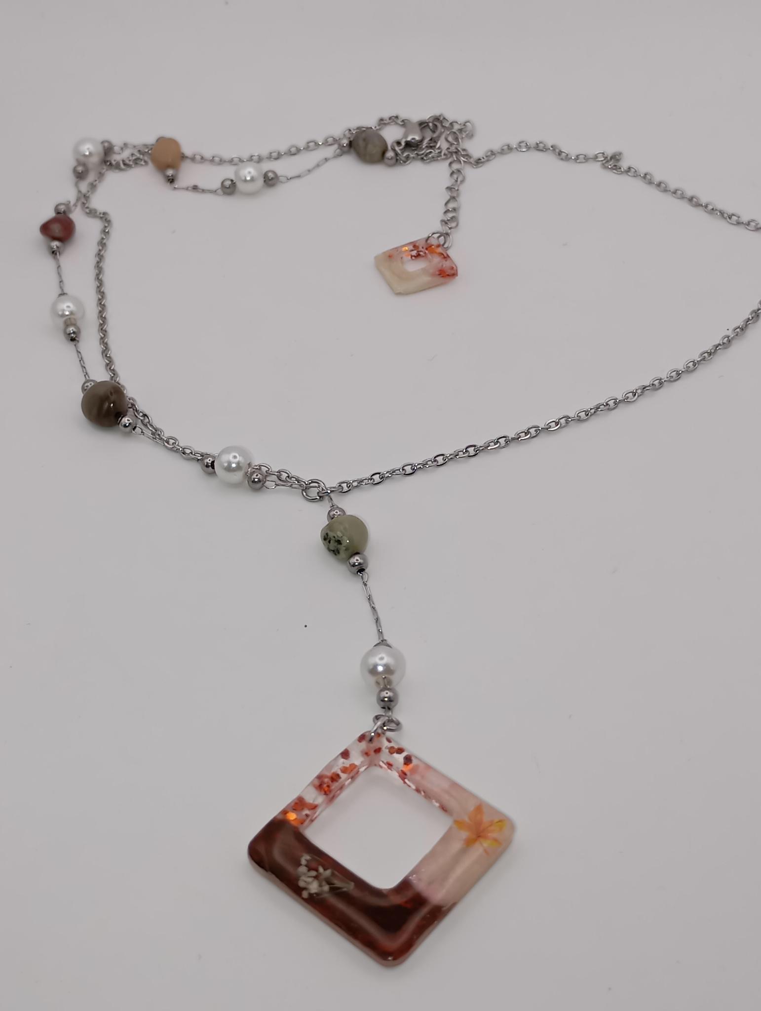 Collier artisanal en résine