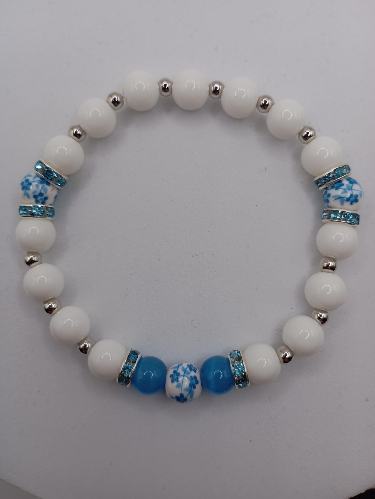 Bracelet en perles bleues et blanches