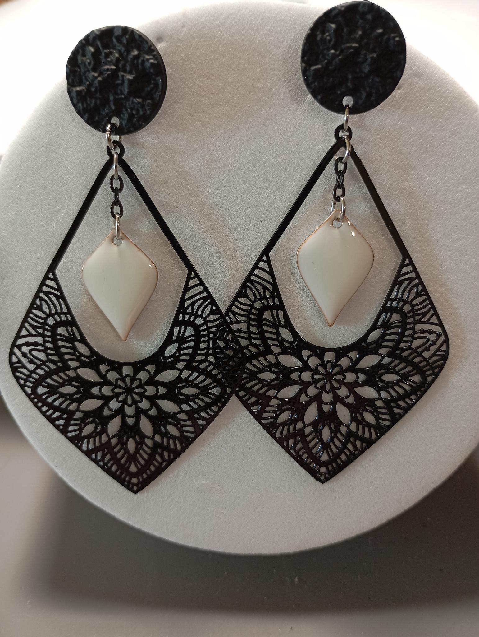 Boucles d'oreilles en filigrane noire